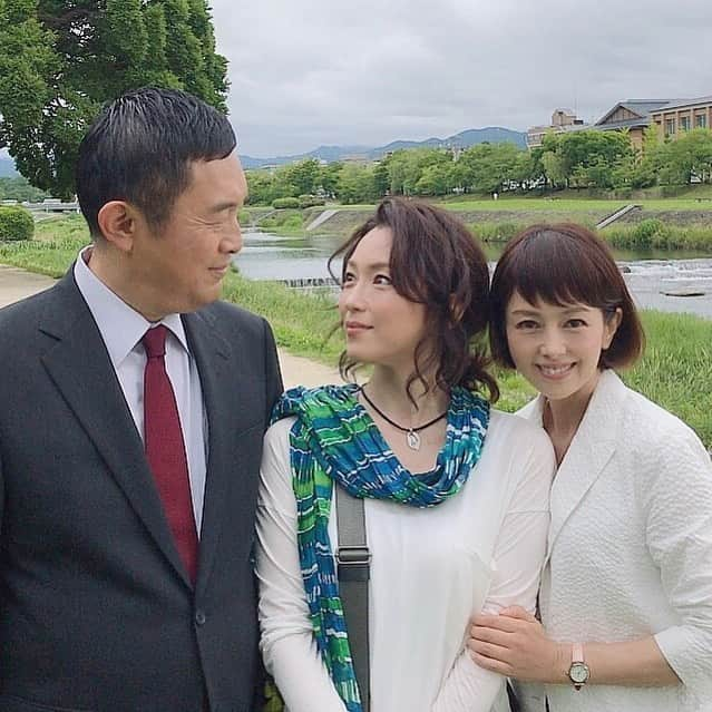 若村麻由美さんのインスタグラム写真 - (若村麻由美Instagram)「❣️先週放送『科捜研の女19』のラストシーンは、珍しくもマリコさん土門さんと鴨川沿いロケでした🎶 そういえば風丘初登場回『科捜研の女8』のラストシーンも鴨川沿いロケだったような。。。皆様に愛されて、あれから12年？ いよいよ明日は『科捜研の女19』第16話 夏クール最終回「風丘早月のメッセージ」放送です。ドキドキ😳ご覧ください😳 📺9月5日(木)20:00 TV朝日系 木曜ミステリー『科捜研の女19』第16話「風丘早月のメッセージ」解剖医・風丘早月役 番組公式 https://www.tv-asahi.co.jp/kasouken19/#/ 東映公式 https://www.toei.co.jp/tv/kasouken19/index.html . #mayumiwakamura #若村麻由美 #TV朝日 #連ドラ #科捜研の女 #season19 #9月5日 #夏クール #最終回 #人質 #解剖医 #風丘早月 #沢口靖子 #内藤剛志 #風間トオル #金田明夫 #斉藤暁 #渡部秀 #山本ひかる #西田健 #石井一彰 #森尾由美 #鴨川沿い #ロケ #連写」9月4日 21時27分 - mayumiwakamura_official