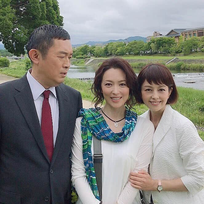 若村麻由美さんのインスタグラム写真 - (若村麻由美Instagram)「❣️先週放送『科捜研の女19』のラストシーンは、珍しくもマリコさん土門さんと鴨川沿いロケでした🎶 そういえば風丘初登場回『科捜研の女8』のラストシーンも鴨川沿いロケだったような。。。皆様に愛されて、あれから12年？ いよいよ明日は『科捜研の女19』第16話 夏クール最終回「風丘早月のメッセージ」放送です。ドキドキ😳ご覧ください😳 📺9月5日(木)20:00 TV朝日系 木曜ミステリー『科捜研の女19』第16話「風丘早月のメッセージ」解剖医・風丘早月役 番組公式 https://www.tv-asahi.co.jp/kasouken19/#/ 東映公式 https://www.toei.co.jp/tv/kasouken19/index.html . #mayumiwakamura #若村麻由美 #TV朝日 #連ドラ #科捜研の女 #season19 #9月5日 #夏クール #最終回 #人質 #解剖医 #風丘早月 #沢口靖子 #内藤剛志 #風間トオル #金田明夫 #斉藤暁 #渡部秀 #山本ひかる #西田健 #石井一彰 #森尾由美 #鴨川沿い #ロケ #連写」9月4日 21時27分 - mayumiwakamura_official