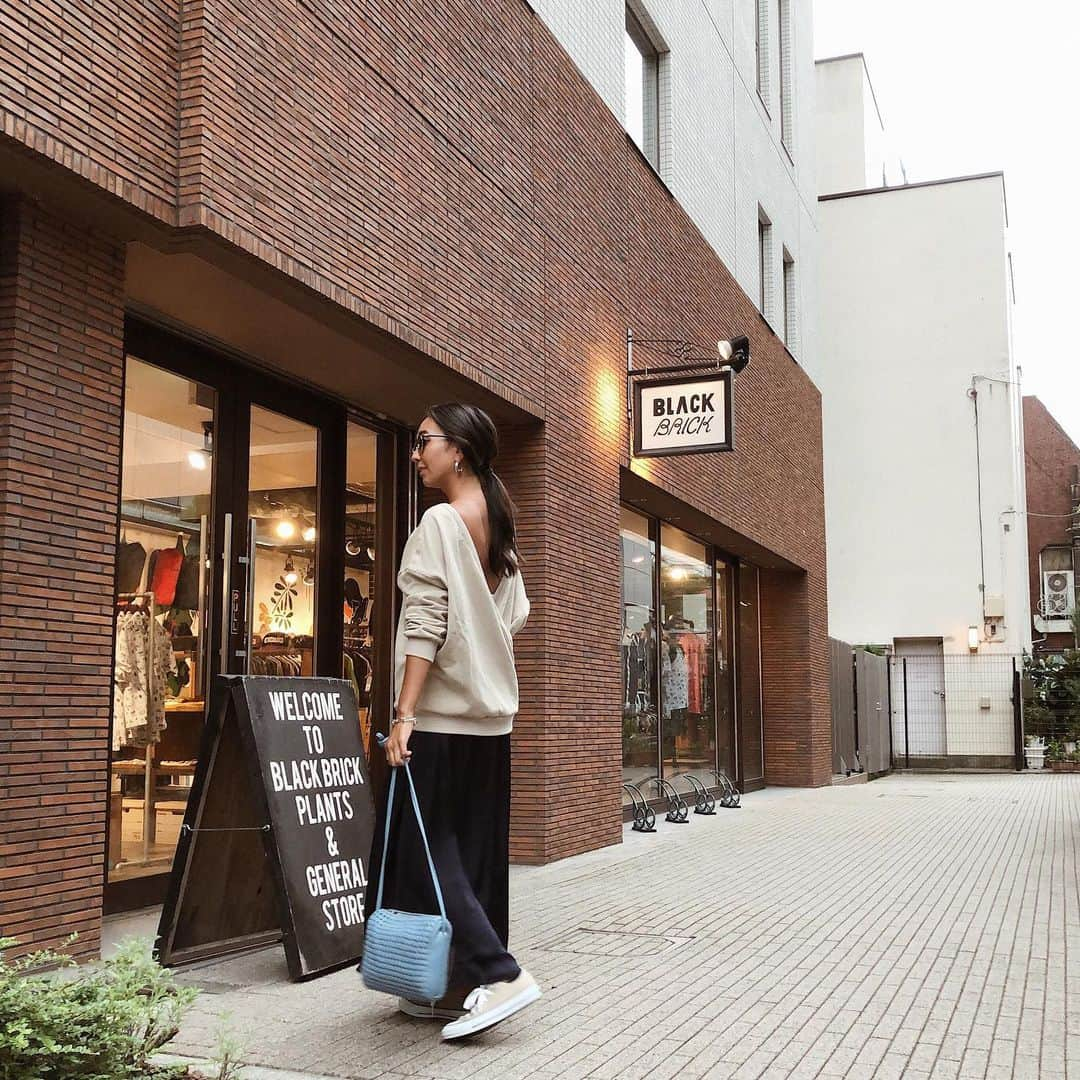 鈴木詩織さんのインスタグラム写真 - (鈴木詩織Instagram)「navy × beige💙 .  この色の組み合わせが好き🥰 ラッキカラーがネイビーなのでネイビーをよく選んでます笑 . サテンのスカートは程よいAラインがフェミニンになりすぎずちょうどいいです🙆🏾‍♀️ 全品20%OFFのお得なクーポンコードがあるのでシェアしますね！ 【208191】です✔︎ . . . . . @arminarm.aa  #ootd#outfit#coordinate#arminarmjp#ambassador#mitsukoshi#isetan#isetanmitsukoshi#arminarmコーデ#arminarmフレンズ#サテンマキシスカート#コーディネート#コーデ記録#161cm#161cmコーデ」9月4日 21時31分 - shiorin0802suzuki