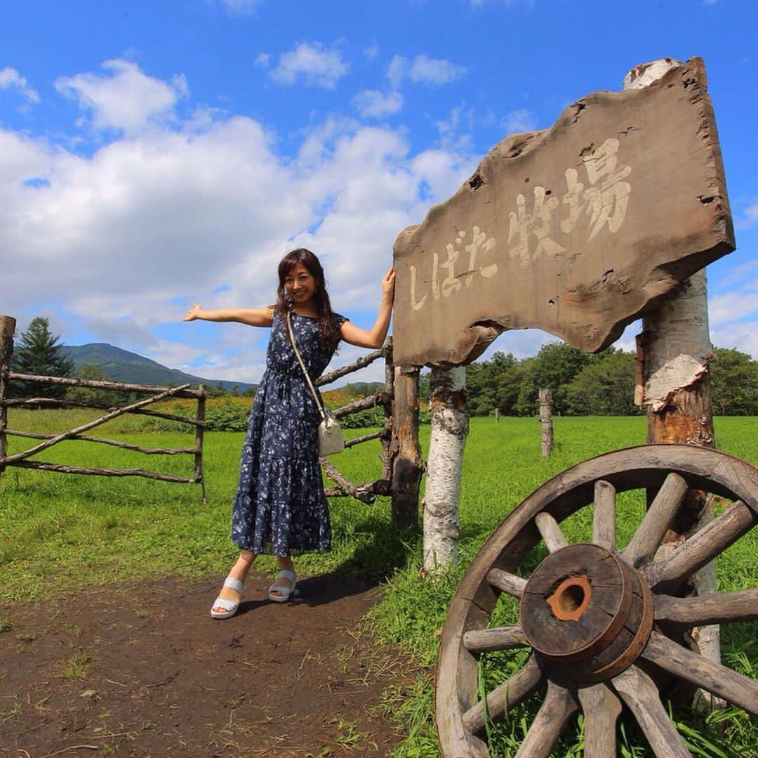 佐藤彩さんのインスタグラム写真 - (佐藤彩Instagram)「十勝へお出かけ✨  今回は日曜日だけの日帰りでしたが、2週連続の十勝でした。笑  この度は、なつぞらファンの友達が本州から遊びに来ていて、ロケ地を見たいとのことで、私も一緒に楽しみました😊  新得町、帯広市のロケ地、ロケセットを見に行きましたが、どんどん多くの方がいらっしゃって、いろんな地方の言葉もちらほら…。 全国から訪れる方がいて、十勝が盛り上がっていることを実感でき、嬉しくなりましたよ😊  至る所で、スピッツの「優しいあの子」が聴こえてくるのも、なんだか嬉しいものです☺️ . . . 私は写真で見ると、ちょっとはしゃぎ気味でして… 全力で走っているイメージで撮ってもらった写真は、チグハグな手足に…笑  楽しそうではありますね。笑 . .  ちなみに牛さんは、たまたま通った道で出会った子たち🐮  十勝らしい景色もたっぷり堪能し、大満足の旅でした✨  #十勝  #盛り上がっている #なつぞらロケ地 #新得町 #しばた牧場  #帯広市 #真鍋庭園 #天陽くんの家 #天陽くんのアトリエ #今は自画像と完成した馬の絵が展示されているそう #今週は #天陽くんロス #HBC #アナウンサー #佐藤彩」9月4日 21時33分 - hbc_ayasato