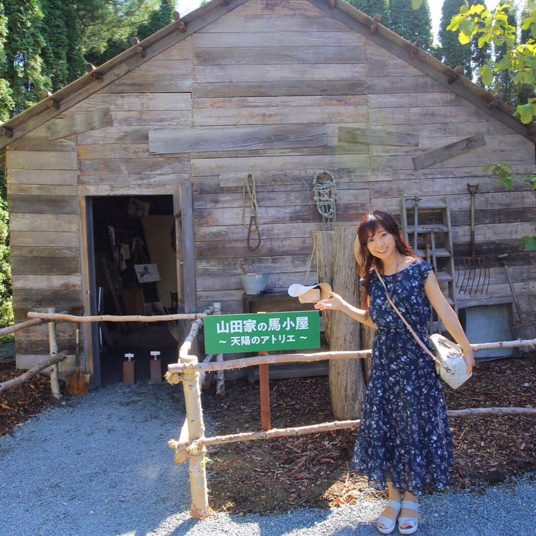 佐藤彩さんのインスタグラム写真 - (佐藤彩Instagram)「十勝へお出かけ✨  今回は日曜日だけの日帰りでしたが、2週連続の十勝でした。笑  この度は、なつぞらファンの友達が本州から遊びに来ていて、ロケ地を見たいとのことで、私も一緒に楽しみました😊  新得町、帯広市のロケ地、ロケセットを見に行きましたが、どんどん多くの方がいらっしゃって、いろんな地方の言葉もちらほら…。 全国から訪れる方がいて、十勝が盛り上がっていることを実感でき、嬉しくなりましたよ😊  至る所で、スピッツの「優しいあの子」が聴こえてくるのも、なんだか嬉しいものです☺️ . . . 私は写真で見ると、ちょっとはしゃぎ気味でして… 全力で走っているイメージで撮ってもらった写真は、チグハグな手足に…笑  楽しそうではありますね。笑 . .  ちなみに牛さんは、たまたま通った道で出会った子たち🐮  十勝らしい景色もたっぷり堪能し、大満足の旅でした✨  #十勝  #盛り上がっている #なつぞらロケ地 #新得町 #しばた牧場  #帯広市 #真鍋庭園 #天陽くんの家 #天陽くんのアトリエ #今は自画像と完成した馬の絵が展示されているそう #今週は #天陽くんロス #HBC #アナウンサー #佐藤彩」9月4日 21時33分 - hbc_ayasato