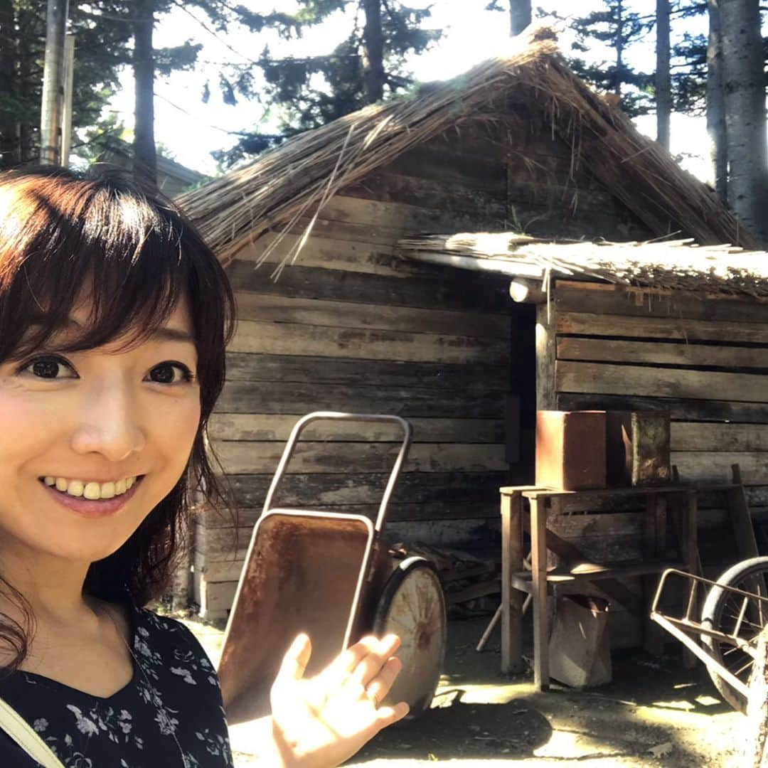 佐藤彩さんのインスタグラム写真 - (佐藤彩Instagram)「十勝へお出かけ✨  今回は日曜日だけの日帰りでしたが、2週連続の十勝でした。笑  この度は、なつぞらファンの友達が本州から遊びに来ていて、ロケ地を見たいとのことで、私も一緒に楽しみました😊  新得町、帯広市のロケ地、ロケセットを見に行きましたが、どんどん多くの方がいらっしゃって、いろんな地方の言葉もちらほら…。 全国から訪れる方がいて、十勝が盛り上がっていることを実感でき、嬉しくなりましたよ😊  至る所で、スピッツの「優しいあの子」が聴こえてくるのも、なんだか嬉しいものです☺️ . . . 私は写真で見ると、ちょっとはしゃぎ気味でして… 全力で走っているイメージで撮ってもらった写真は、チグハグな手足に…笑  楽しそうではありますね。笑 . .  ちなみに牛さんは、たまたま通った道で出会った子たち🐮  十勝らしい景色もたっぷり堪能し、大満足の旅でした✨  #十勝  #盛り上がっている #なつぞらロケ地 #新得町 #しばた牧場  #帯広市 #真鍋庭園 #天陽くんの家 #天陽くんのアトリエ #今は自画像と完成した馬の絵が展示されているそう #今週は #天陽くんロス #HBC #アナウンサー #佐藤彩」9月4日 21時33分 - hbc_ayasato