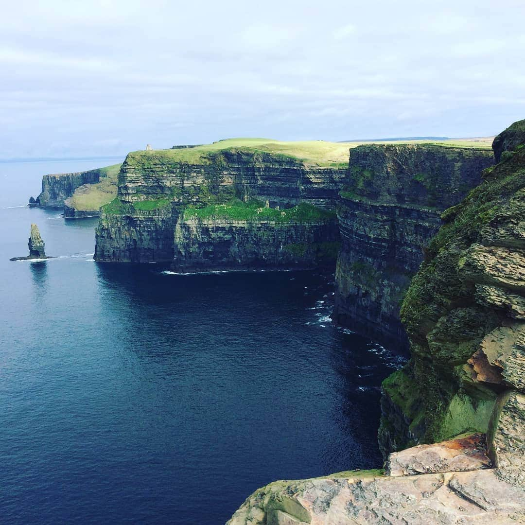 シモン・オクーさんのインスタグラム写真 - (シモン・オクーInstagram)「Yep, Big Rock ⛰️ #cliffofmoher #ireland #haveyouseenaleprechaun」9月4日 21時43分 - symon_okay