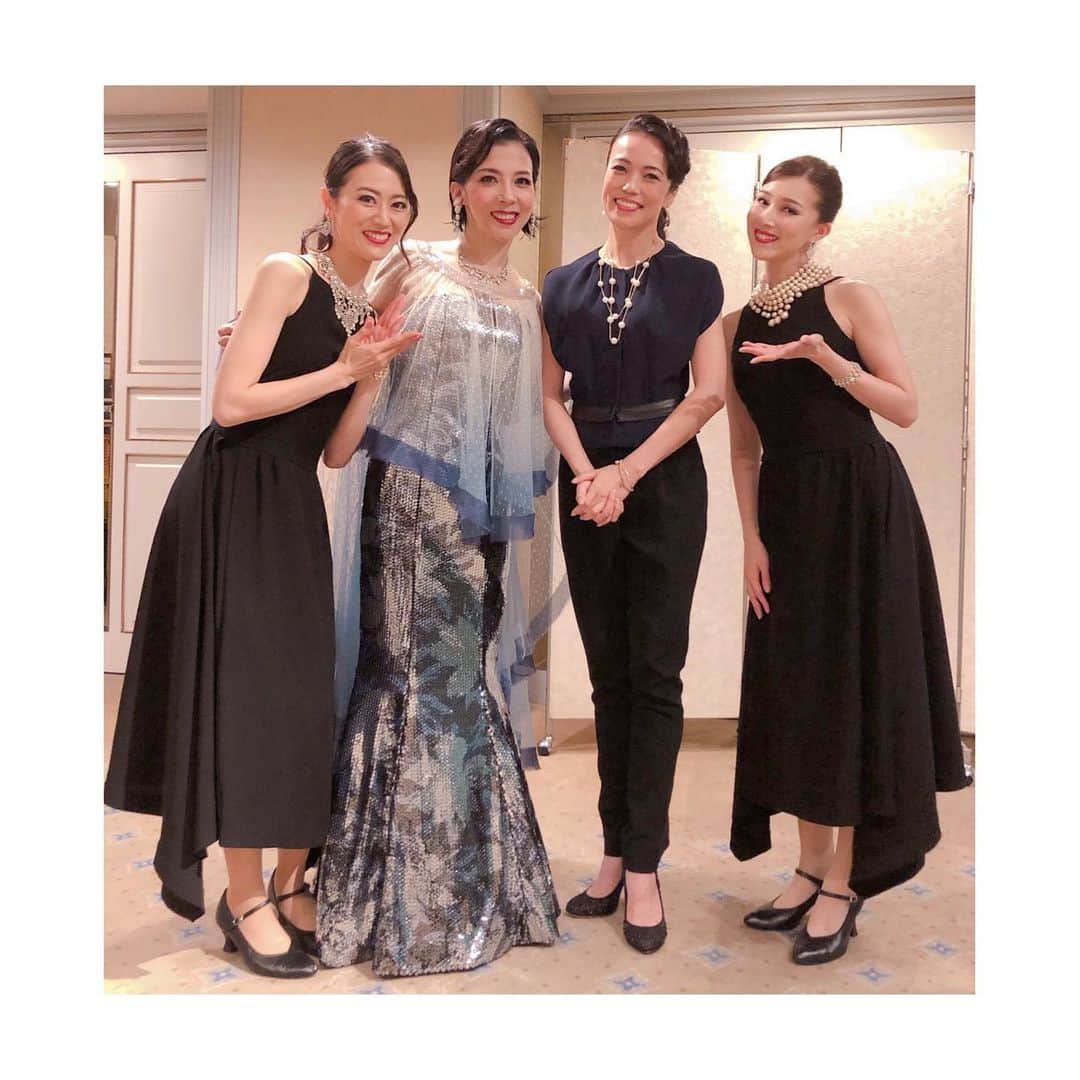 煌月爽矢のインスタグラム：「.﻿ .﻿ 宝塚ホテルのゲストは霧矢さんの同期の彩吹真央さん😊✨✨✨﻿ ﻿ ﻿ ほそーーーい！歌うまーーーーい！！﻿ ﻿ ﻿ 霧矢さんとは同期生。﻿ 80期生さん、こんなに凄い方が揃われていて予科の時から圧巻だっただろうなぁーと思いました！！！！﻿ ﻿ ﻿ 同期ならではのやり取りが随所にあり、ホッコリ見させて頂いちゃいました😋﻿ ﻿ ﻿ 霧矢さんはチャキチャキッとされた関西人、ゆみこさんはほわーんとした関西人、という感じでお二人とも関西人ですがタイプが全然違って、それがまた絶妙なハーモニーを織り成していて（笑）楽しく見させて頂いてしまいました(灬ºωº灬)♡﻿ ﻿ ﻿ #霧矢大夢 さん﻿ #彩吹真央 さん﻿ #彩星りおん さん﻿ #ディナーショー﻿ #霧矢さんどのゲストさんとの関係も素敵でした♡」
