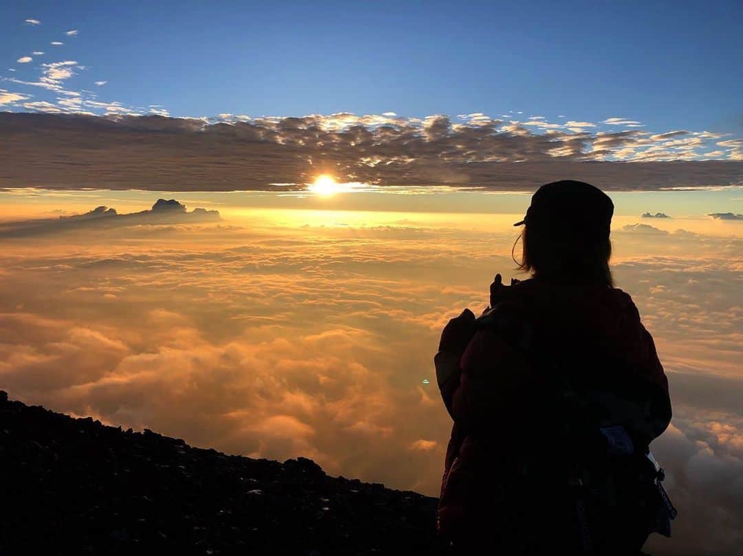 DJGEKIKARAのインスタグラム：「初の富士山🗻 日本人なら絶対登るべき場所。 22時半から登り始めて時間潰しながら登り始めて無事に頂上へ❤️ 雨予報からの晴れて素敵な御来光が見れました☀️ 大変だった？って聞かれるけどフルマラソンの方が大変だし辛かったw寝ないで行ったせいかアドレナリンがガンガン出すぎて気持ちよく登れた🗻✨ 寝不足だからって高山病にはならない事は判明したよ❤️ @vivi_0725  @suwahiro  一緒に登ってくれてありがとう❤️ #富士山 #富士山登山 #御来光 #天気の子 #渋谷出発 #48時間ぶっ通し #高山病知らず #アドレナリン」