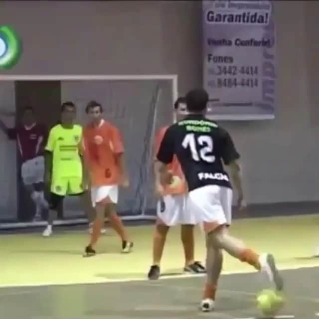 アレッサンドロ・ローザ・ヴィエイラのインスタグラム：「VÍDEO- Marque seu amigo que brinca com a bola 😃😱⚽️👑 #Futsal #Falcaofutsal #Falcao12」