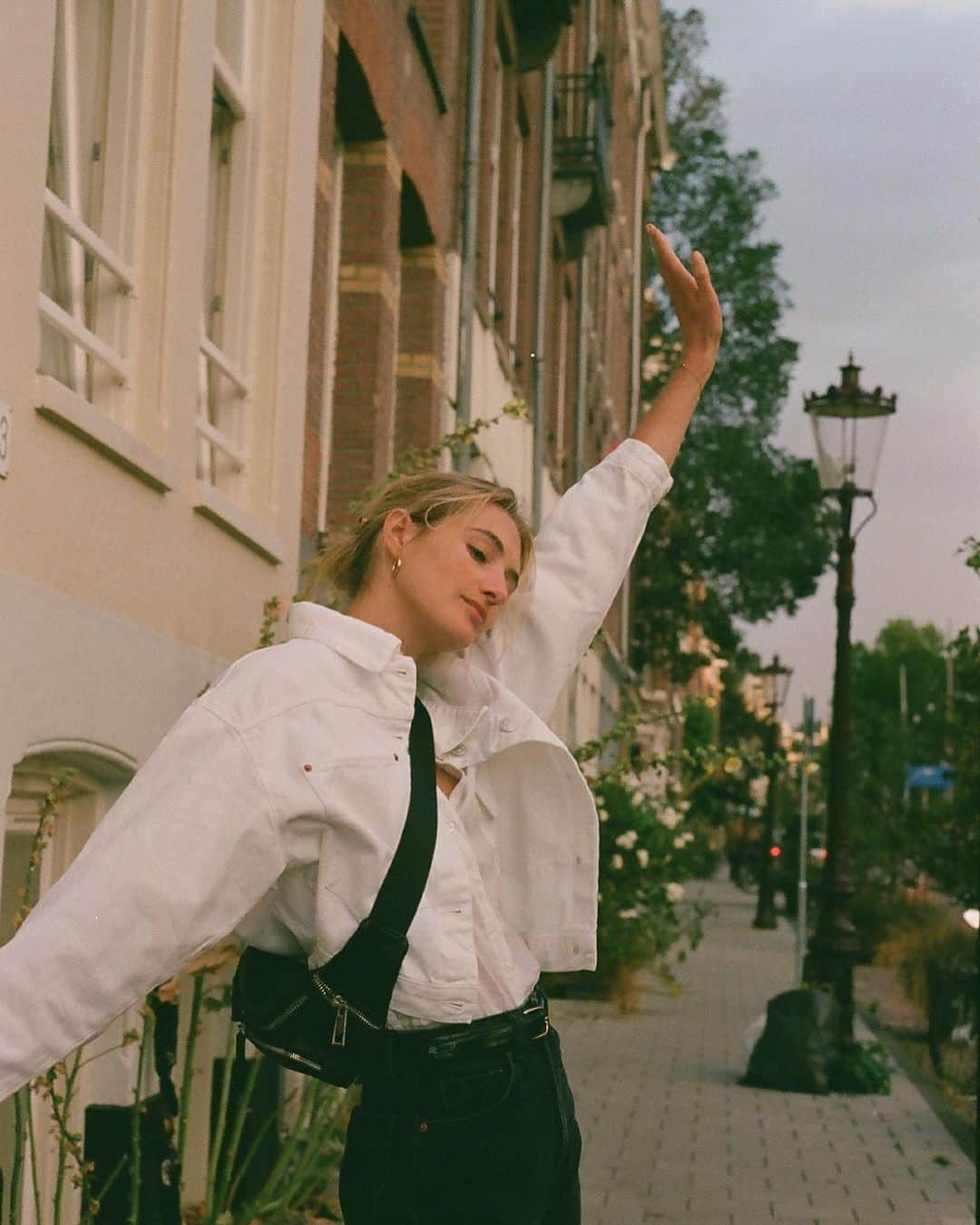 サンヌ・ヴロートさんのインスタグラム写真 - (サンヌ・ヴロートInstagram)「Amsterdam summer on film #35mm 🍒」9月4日 21時46分 - sannevloet