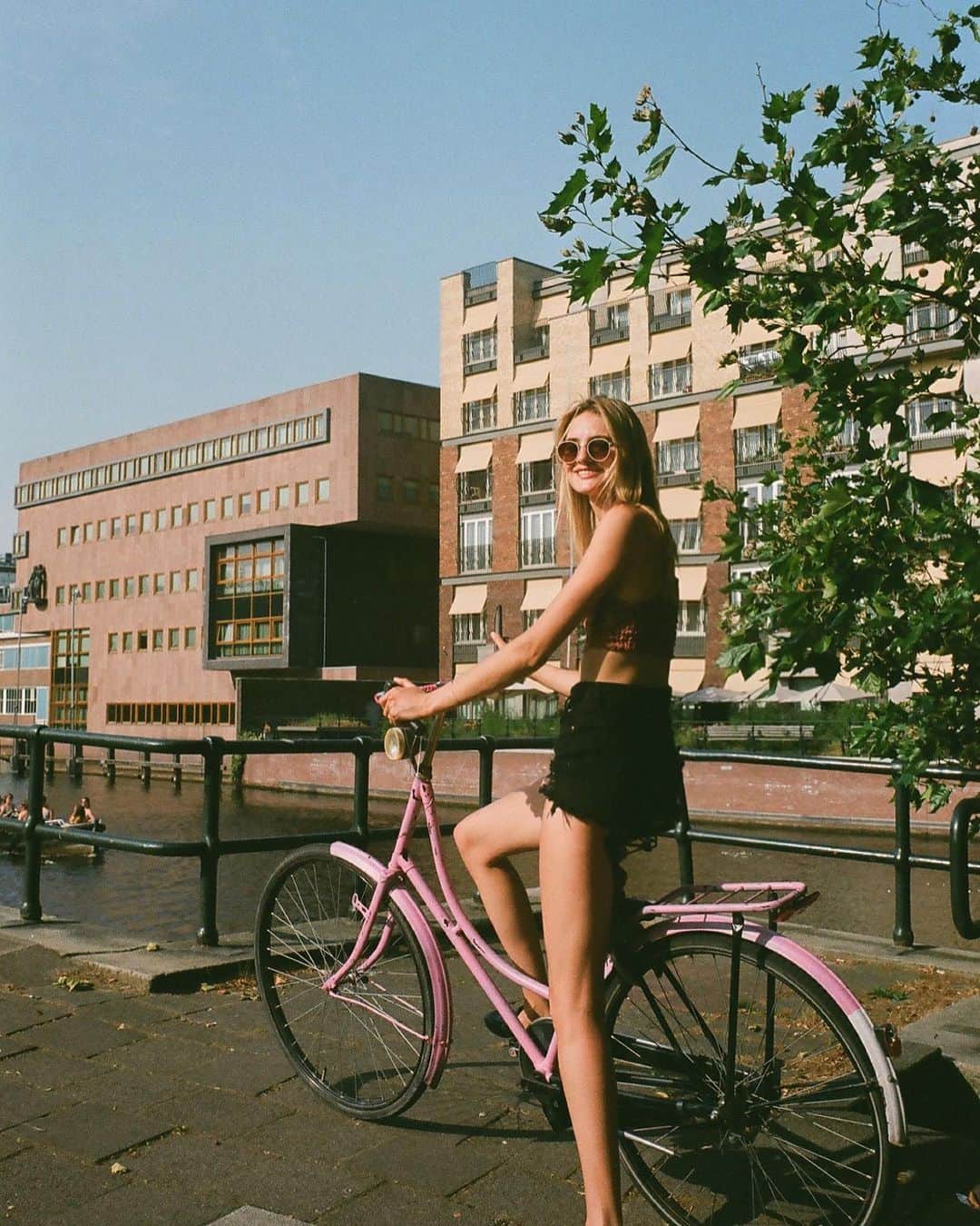 サンヌ・ヴロートさんのインスタグラム写真 - (サンヌ・ヴロートInstagram)「Amsterdam summer on film #35mm 🍒」9月4日 21時46分 - sannevloet