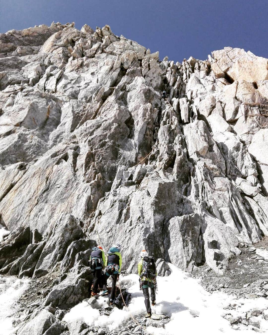 のインスタグラム：「It’s always good to get back to basics from time to time. Easy mountaineering at the Pointe Lachenal for the @gfhmteam  #MilletRiseUp #mountains #mountaineering #alpinisme #alpinism #alpinismo #alps #rockclimbing」