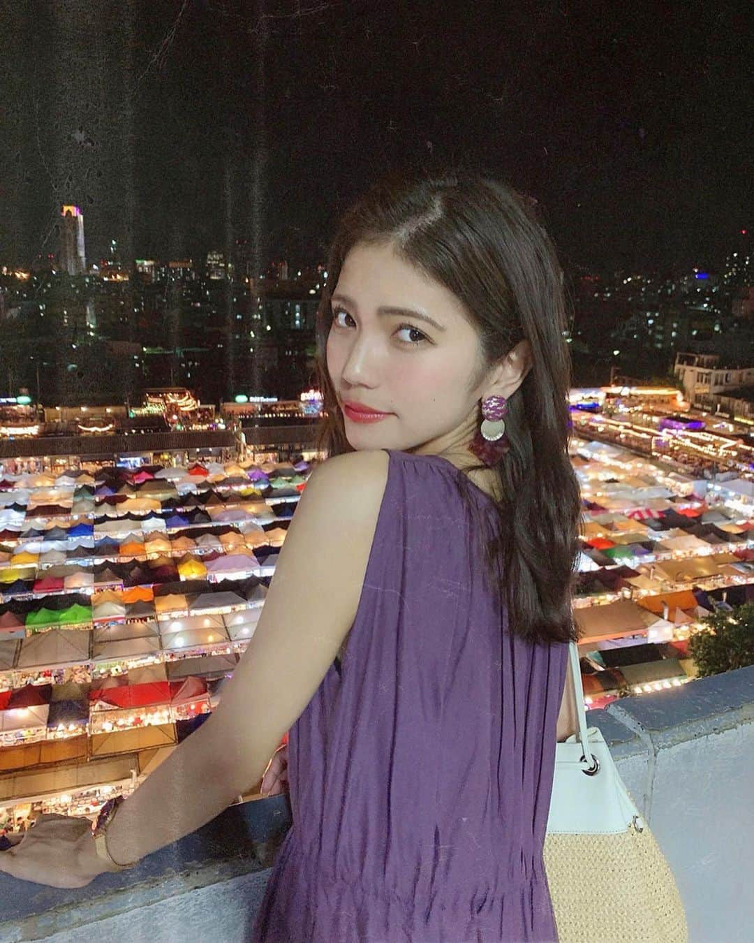 のインスタグラム：「上から見ると びっくりするくらい綺麗だった ラチャダーナイトマーケット🧡 ＊ タイのナイトマーケットは ご飯もお酒も雑貨も服も、 なーんでもある( ･⊝･ )♡ ＊ 現地っぽいお酒とご飯は 沢山チャレンジしたよ🤭 ＊ ＊ ＊ #ラチャダーナイトマーケット #ラチャダー鉄道市場 #ナイトマーケット #タイ旅行 #旅行 #女子旅 #タビジョ #tiger #babytiger #trip #tabijyo #tabimuse #traveler #instagood #marika_trip」