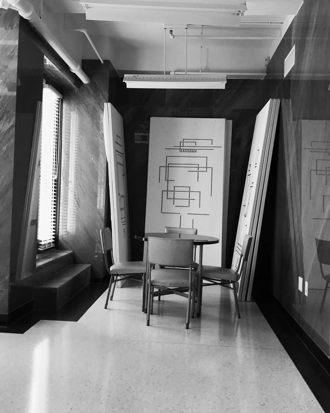 トム・ブラウンのインスタグラム：「... boo hoo ... ... back to the office ...」