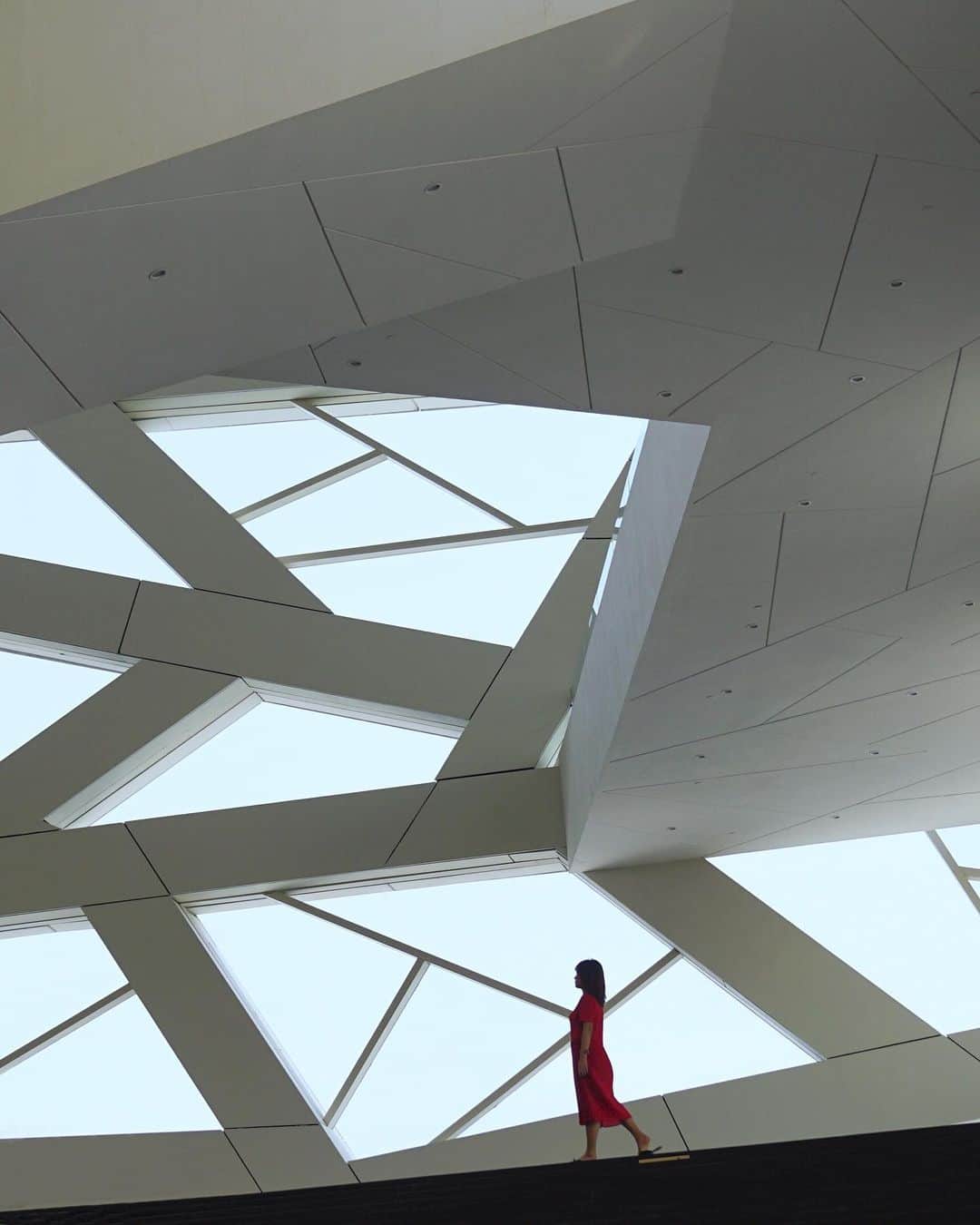 Koichiのインスタグラム：「. . Red in white geometry . . @visit_hangzhou #杭州に出逢う #杭州 #hangzhou #visithangzhou #余杭大剧院 .」