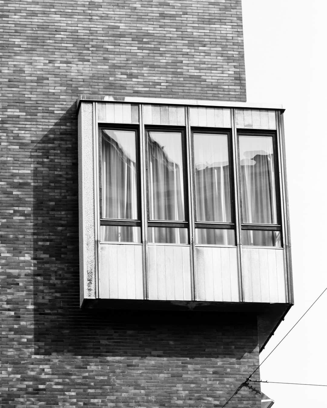 のインスタグラム：「Synecdoche_of_a_palace #milaschon #milaismoving #welcomemila ⠀⠀⠀⠀⠀⠀ ⠀⠀⠀⠀⠀⠀ ⠀⠀⠀⠀⠀⠀ ⠀⠀⠀⠀⠀⠀ ⠀⠀⠀⠀⠀⠀ #citylook #housemade #cityofmilan #monochromearchitecture #urbanmilan #urbanarchitecture #monochromefilm #architecture_minimal #windowsill #monochromephoto #cityu #milaschön #citylight #houseware #urbanbeauty #cityplace #concretedesign #buildingmemories #decks #citysight #perspective #bahaus #architecturelove #cityoflostsouls #urbanyeg #architecturedetails #monochromeart」