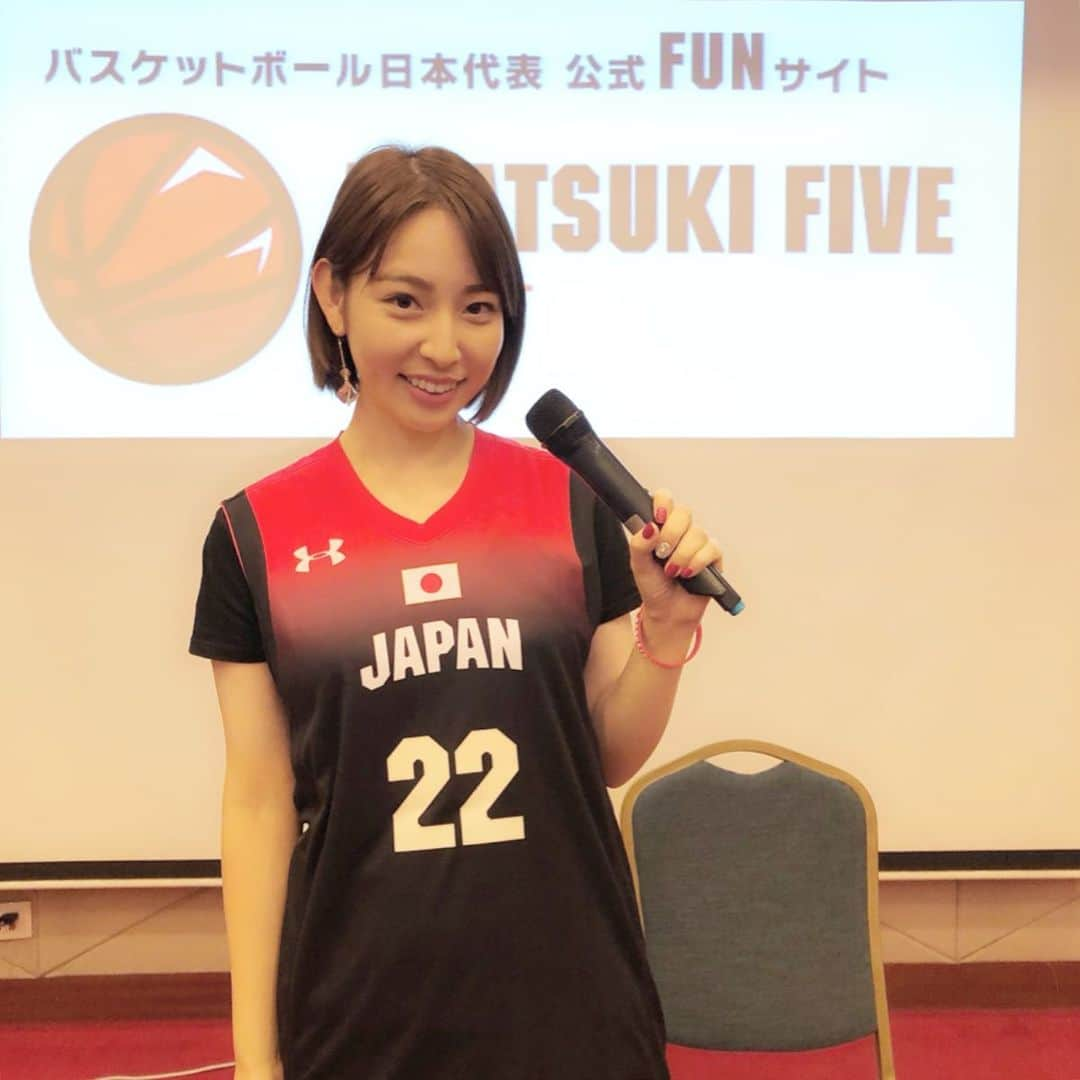 今井麻椰さんのインスタグラム写真 - (今井麻椰Instagram)「AKATSUKI FIVE plusファンミーティングin上海🤓🇹🇷🏀 のMCをやらせていただきましたー！！ . あきのさんとだったから、ゆるく、楽しく、自由にやらせていただき、、ありがとうございました😂💓 . ファンの皆さんの日本代表へのアツイ想いもたくさん感じられた🔥！！ . コアなクイズ対決も盛り上がって、（実は私も分からなかった😂）あっという間の楽しい時間でした✨ . 明日は！！いよいよ！！ アメリカ戦🇺🇸！！！！ うひゃーーーーーー🤩🤩！！ . #日本代表戦 #FIBAWC #THISISMYHOUSE #W杯 #ワールドカップ #国際試合 #男子日本代表 #アカツキファイブ #AkatsukiFive #japanmadness #バスケットボール #バスケットLIVE #頑張れ日本 #日本一丸 #男子バスケ日本一丸 #バスケ女子 #akatsukifiveplus #🏀 #🇯🇵」9月4日 21時59分 - maya_imai_124