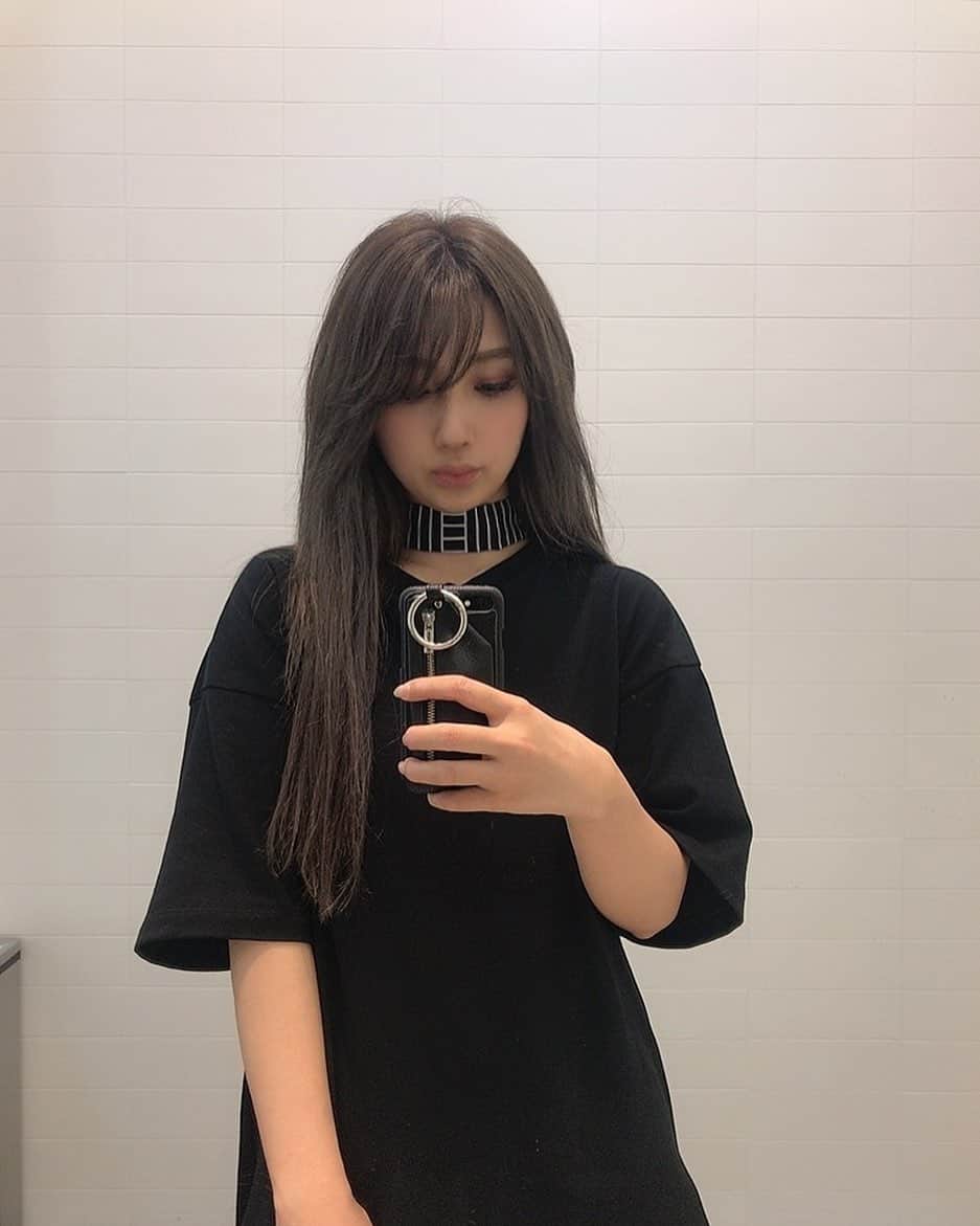 のインスタグラム：「髪色チェーンジ₍₍ (ง ˙ω˙)ว ⁾⁾🌷 今回もブリーチ無しでお気に入りな グレーアッシュになりました💇‍♀️ . ALPHAの @jun.a313 さんの信頼の技術力😭✨✨ シールエクステも馴染み過ぎてもはや無いと寂しい😂 リーズナブルだし施術ちょっぱやです☺️♥️ #alpha #シールエクステ #エクステ #アッシュ #グレージュ #ヘアサロン #ヘアカラー #エドルカラー #haircolor #アッシュベージュ #グレーアッシュ #グレーヘアー」
