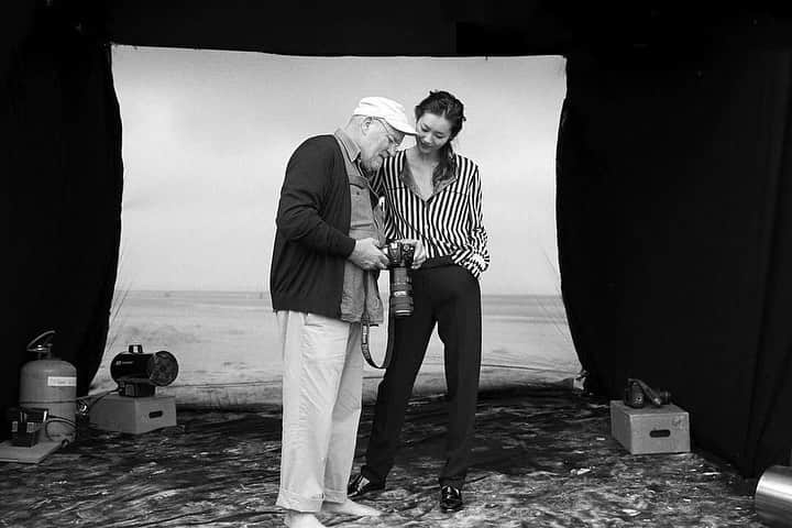 リウ・ウェンのインスタグラム：「From childhood, I have always felt that black and white photographs had a special texture to them. After becoming a model, I discovered that they reflected a sense of time and power as well. I am extremely grateful that I had the opportunity to work with @therealpeterlindbergh during my career. I loved the ease he brought to his work, the focus he had towards every moment. Most of all, I loved the black and white moments seen through his eyes.  A moment becomes an instant classic, a classic becomes eternal...and the curtains never close on eternity 🕯 May you have a wonderful journey onward Peter, we will miss you so much!」