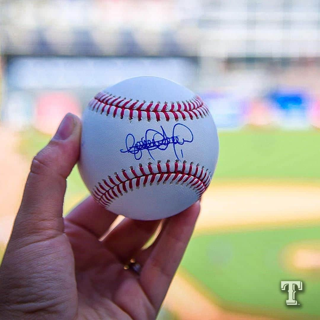 テキサス・レンジャーズさんのインスタグラム写真 - (テキサス・レンジャーズInstagram)「🚨 Autographed Ball Giveaway 🚨 Enter now for your shot to win this signed baseball, courtesy of @draftkings. 1.	Follow @DraftKings 2.	Comment #DKSweepstakes below Rules: rangers.com/dksweeps」9月4日 22時00分 - rangers