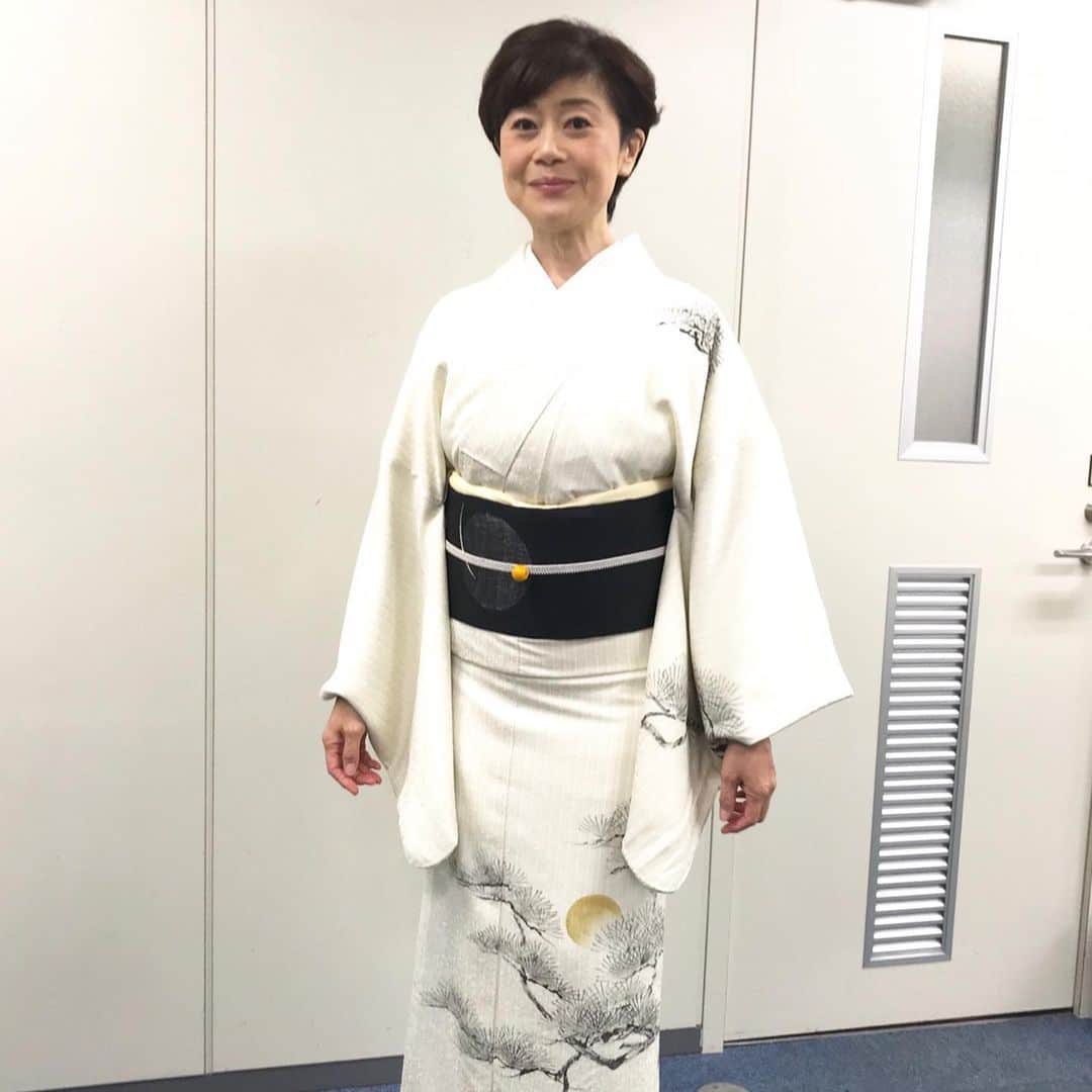 神野美伽さんのインスタグラム写真 - (神野美伽Instagram)「今日 収録した番組から 新曲を 歌い始めました タイトルの 「冬の月」にちなんで 月の柄の 着物と  帯を合わせてみました  #kimono. #着物  #冬の月」9月4日 22時09分 - mika_shinno_japan