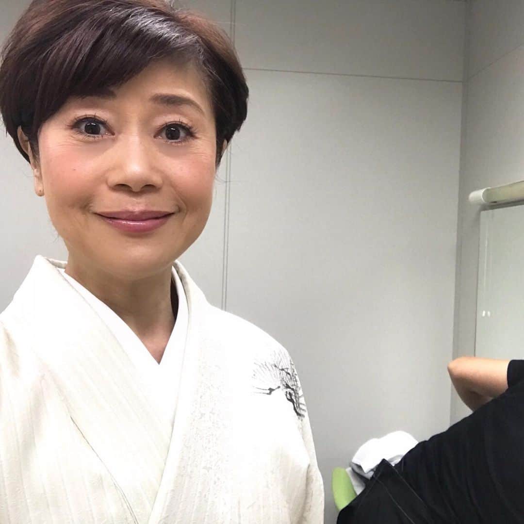 のインスタグラム：「今日 収録した番組から 新曲を 歌い始めました タイトルの 「冬の月」にちなんで 月の柄の 着物と  帯を合わせてみました  #kimono. #着物  #冬の月」