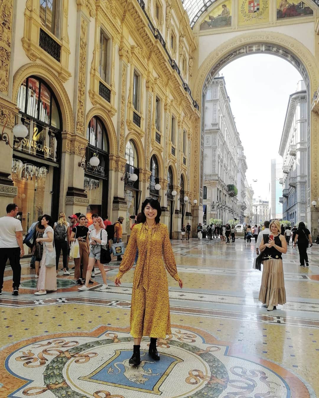 のインスタグラム：「幸運を招くジンクス🕊️✨ ガレリアにある牡牛のモザイクの上で一回転💫 天井美しい…✨✨✨ #milano #ミラノ #italy #イタリア #イタリア旅行 #galleriavittorioemanuele #ガレリア #牡牛のモザイク #海外旅行 #海外生活 #海外旅行好きな人と繋がりたい #travelphotography #旅女 #旅したくなるフォト #旅スタグラム」