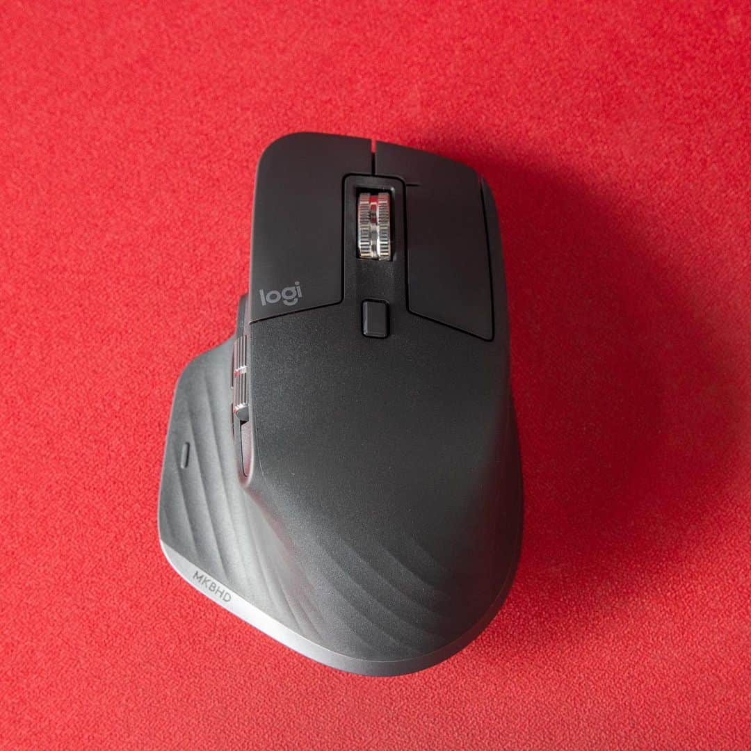 マーケス・ブラウンリーさんのインスタグラム写真 - (マーケス・ブラウンリーInstagram)「New favorite mouse: MX Master 3! Matte black. USB Type C. Custom badge. So sick.」9月4日 22時03分 - mkbhd