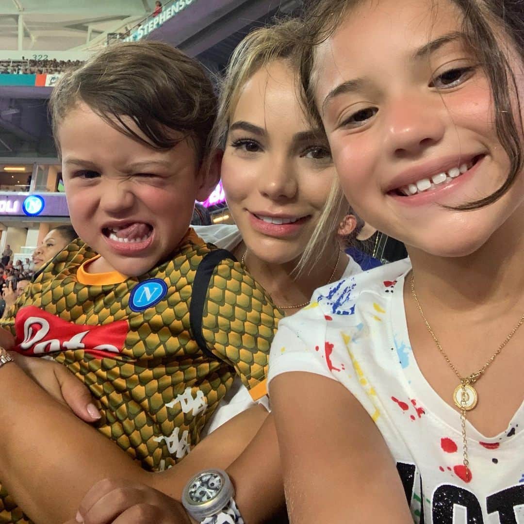 ジェシカ・スターリングのインスタグラム：「Que fortuna tenerloooossss❤️ se nota el calor!! 🥵 #dulceymaxi」