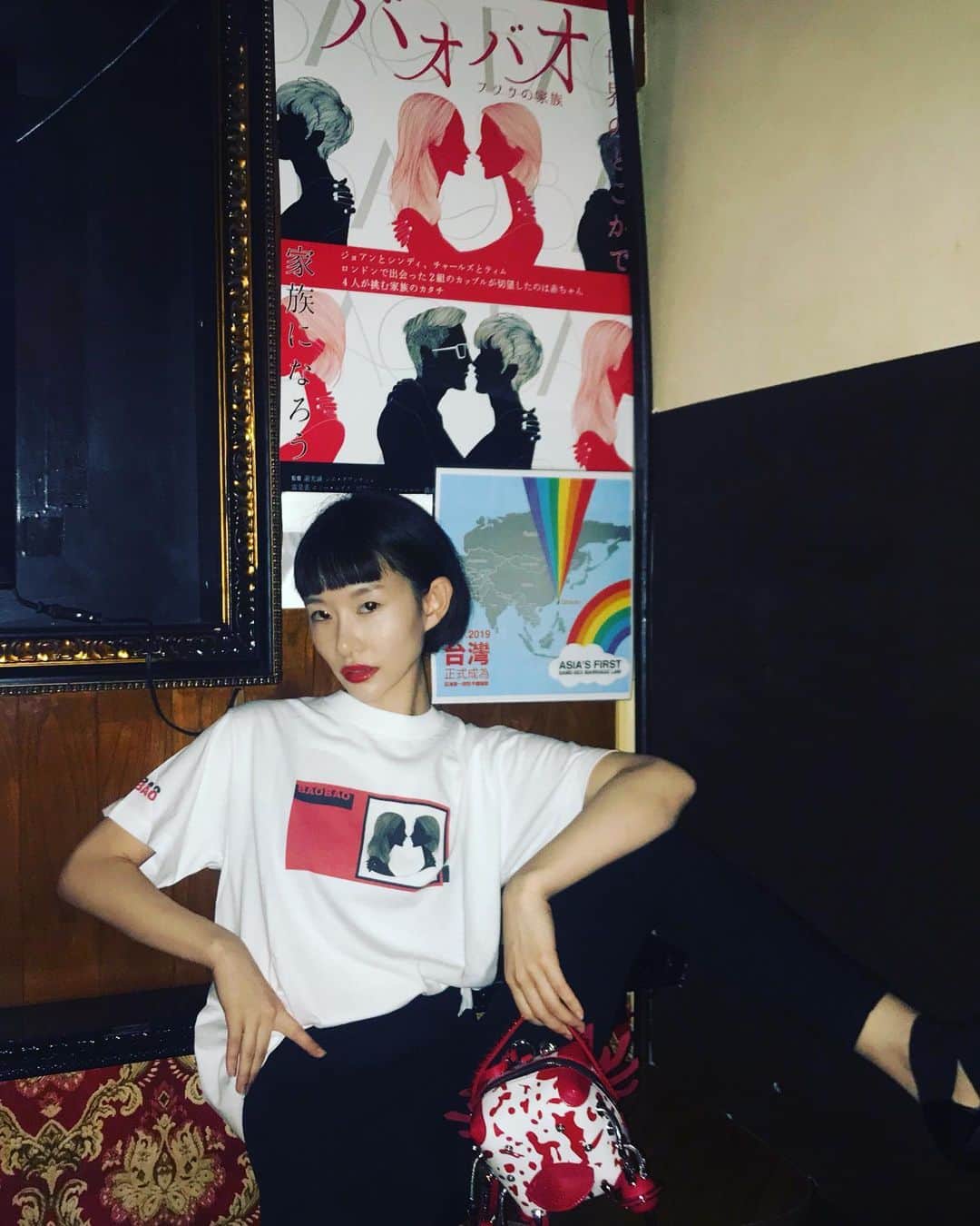 のインスタグラム：「今日は @goldfinger_staff にて #baobao #バオバオフツウの家族 の映画の試写会を見にきた！ @chiga4649gf さんお誘いありがとう！！ 同性愛🏳️‍🌈 #lgbtq の話なんだけど、台湾の映画ですごくセンシティブで、男性2人のカップルと女性2人のカップルのストーリー。 うわーわかるわーと共感した笑  あるあるだよね。でも仕方ないことなんだよなーって。 あんまりlgbt系の映画ないから是非見てみて！ そしてTシャツをゲットしたw 9月28日から新宿のK's cinemaでやるみたいだから是非！！ 見た人はどう思ったか話し合おうww  #lgbt #happypride #台湾映画 #映画バオバオ #台湾 #同性婚 #同性愛 #lgbtq #妊活 #taiwanmovie #映画 #movie #ゲイ #レズビアン」