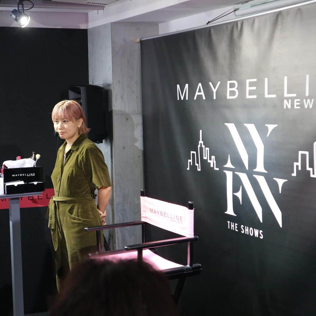 宮崎真梨子さんのインスタグラム写真 - (宮崎真梨子Instagram)「こないだ、【メイベリン(@maybelline )】のシークレットスペース「THE MAYBELLINE HOUSE」に行ってきました♡ ∵ 今回のメイベリンハウスは、New York fashion weekのバックステージとメイベリンの世界観を表現。  世界三大ファッションウィークの一つ、ニューヨークファッションウィークのバックステージに入って10周年なんだそう‼︎ ∵ メイベリンと言えば、私の中ではマスカラ‼︎やっぱ、ラッシュニスタを筆頭にどれも良いですよね‼︎何本も使い分けて、アイメイクしていたのが懐かしい‼︎ ∵ その他にも、バックステージで使われたコスメがお試し出来たり、メイクショーが見れたりと、とても楽しいイベントでした♡ ∵ ∵ #mnyfashionweek #メイベリンハウス #maybelline #メイベリン #メイベリンニューヨーク #ハイパーシャープライナー #SPステイマットインク #ラッシュニスタ #マスカラ #インスタントコンシーラー #アイメイク #makeup  #ミヤマリ #vocest #vocemagazine #美容ブロガー #インフルエンサー #超未熟児ママ #ママ #男の子ママ #美容好きなママと繋がりたい #美容好きさんと繋がりたい」9月4日 22時06分 - miyamari92