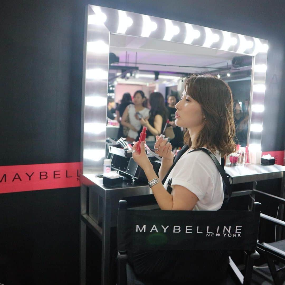 宮崎真梨子さんのインスタグラム写真 - (宮崎真梨子Instagram)「こないだ、【メイベリン(@maybelline )】のシークレットスペース「THE MAYBELLINE HOUSE」に行ってきました♡ ∵ 今回のメイベリンハウスは、New York fashion weekのバックステージとメイベリンの世界観を表現。  世界三大ファッションウィークの一つ、ニューヨークファッションウィークのバックステージに入って10周年なんだそう‼︎ ∵ メイベリンと言えば、私の中ではマスカラ‼︎やっぱ、ラッシュニスタを筆頭にどれも良いですよね‼︎何本も使い分けて、アイメイクしていたのが懐かしい‼︎ ∵ その他にも、バックステージで使われたコスメがお試し出来たり、メイクショーが見れたりと、とても楽しいイベントでした♡ ∵ ∵ #mnyfashionweek #メイベリンハウス #maybelline #メイベリン #メイベリンニューヨーク #ハイパーシャープライナー #SPステイマットインク #ラッシュニスタ #マスカラ #インスタントコンシーラー #アイメイク #makeup  #ミヤマリ #vocest #vocemagazine #美容ブロガー #インフルエンサー #超未熟児ママ #ママ #男の子ママ #美容好きなママと繋がりたい #美容好きさんと繋がりたい」9月4日 22時06分 - miyamari92