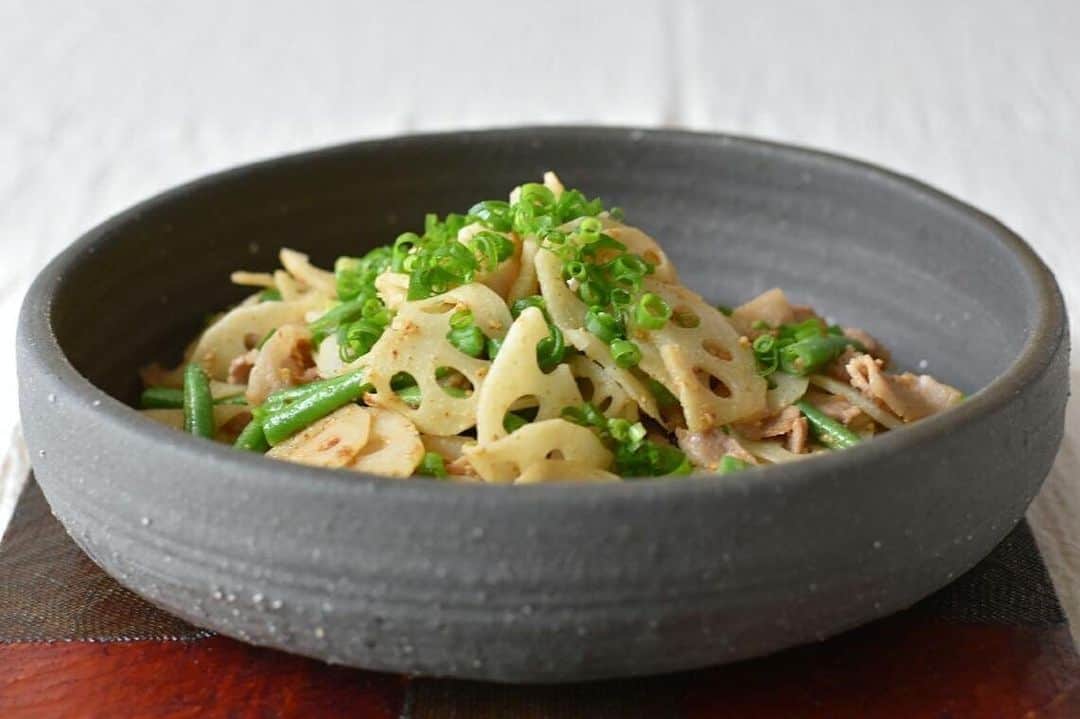 のインスタグラム：「《クスパ掲載レシピをご紹介》 . 「one-over-f 」料理教室 鈴木　和子先生のレシピです🍽 ------------------ ［ 蓮根と豚バラ肉のごま炒め ］ . すりごまをたっぷりと使った和え衣と蓮根の炒め和えです。 . 【材料】 分量:５人  調理時間:２０分  蓮根300ｇ いんげん50ｇ 豚バラ肉１５０ｇ ☆白すりごま大5 ☆醤油大2 ☆砂糖小4 ☆酢小2 胡麻油小1 酢（あく抜き用）適量 . 【作り方】 1 いんげんは3～4ｃｍに切り、軽く塩ゆでしておく。  蓮根は薄くスライスして酢水にさらしておく。  2 豚バラ肉を油をしっかりと炒める。  炒めたら一度バットに取り油を切る。  3 ☆調味料をボールに合わせておく。  4 蓮根をさっと炒め、豚肉を戻す。  最後にいんげんを加えて軽く炒め合わせたら火を止めて ☆の調味料で和える。 . ★ 調理のコツ・ポイント 蓮根は炒めすぎない様にシャキッと仕上げます。  #クスパ #クスパレシピ #おうちごはん #料理教室 #料理好きな人と繋がりたい #簡単レシピ #おうちグルメ #カフェ飯 #お家カフェ #おうちカフェ」