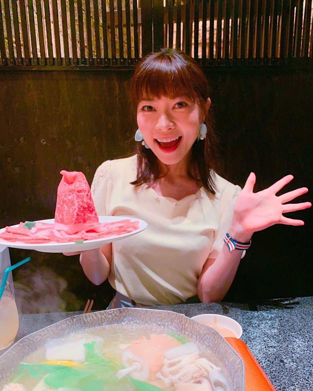 DJ MIYAさんのインスタグラム写真 - (DJ MIYAInstagram)「今日は、お母さんの誕生日で、「神戸牛・松阪牛一頭買い 銀座 しゃぶ輝」 さんで誕生日祝いディナーしてきました～！Happy Birthday for mom♪💓 we had a great time to got dinner at Ginza-shabuki💓 . .  神戸牛・松坂牛・近江牛食べ比べしゃぶしゃぶセット7,000円（一人） （＋2,000円で食べ放題もできます。）1人350gの豪華なお肉にびっくり～～！！ すご～～～い！ .  名物 しゃぶ輝盛りー！！💓 . 豪華コースで、誕生日の🎂デザートプレートのサプライズも大成功しましたーぁぁぁ💓(o^^o) . やったやったあー💓 すごいお母さんも喜んでくれたよーぉぉぉ💓 .  とても素敵な、思い出になりましたぁ💓 . . ・しゃぶしゃぶ野菜　旬な野菜や珍しいキノコの20種類盛り合わせ ・西京味噌のバーニャカウダーソース -お湯が湧くまでその間- ・３大和牛（神戸牛・松坂牛・近江牛）盛り合わせ。 ・ちゃんぽん麺 .  見事な霜降りのお肉をいっぱい堪能できて、とても美味しかったーぁ💓  お店オリジナルのつけダレや、薬味も あり、ゴマだれに食べるラー油を入れて楽しめたりできたし  ほんと幸せなしゃぶしゃぶdinnerでしたぁ💓 . .  綺麗な店内で、いい雰囲気なのでデートにも超おすすめですよぉ～！！💓 . .  しゃぶ輝で検索してね！💓 @ginza_shabuki . .  Casting By @woomy.restaurant  #しゃぶしゃぶ　#銀座ディナー #銀座　#グルメブロガー　#松坂牛 #黒毛和牛　#銀座レストラン　#インスタグラマー #しゃぶ輝　#バースデープレート #食べ放題 #東京グルメ　#女子会コーデ　#ファッション好き #記念日　#今日のコーデ　#今日のコーディネート #誕生日　#フィットネス女子　#旅インスタグラマー #サプライズ　#銀座グルメ　 #デート #お肉好き」9月4日 22時16分 - dj_miya