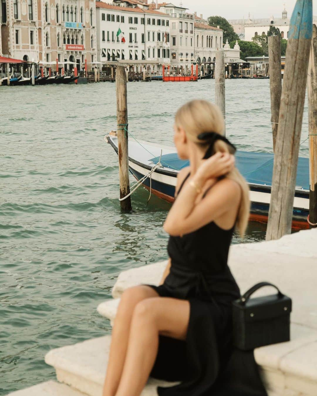 Carin Olssonさんのインスタグラム写真 - (Carin OlssonInstagram)「Just waiting for my water taxi to arrive 😌🛶 (Photo: @yleniacuellar)」9月5日 3時49分 - parisinfourmonths