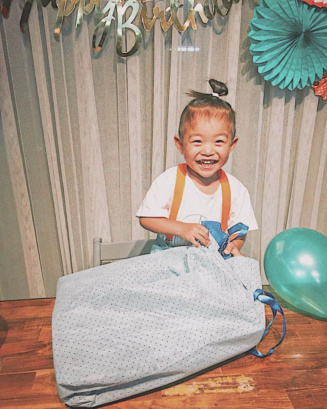 -LIFE IS FUN-さんのインスタグラム写真 - (-LIFE IS FUN-Instagram)「⋒8/4⋒ 🎉🧡👶🏽💚 birthday last post🌈 いとこちゃん達からの仮面ライダーの プレゼントは過去1最高のリアクションで もう、こんなに喜んでくれて😍❤️ 去年のクリスマスの反応も可愛いかったけど 3歳児、、、やんばいまじで可愛いわ！！😂💘💘 叔父さんも仮面ライダーのフィギュア沢山くれて😂 パパからはお決まりトイストーリー🚗💨w パパママからはトランポリンにしたよ☺️💚 叔父さん(旦那の弟)の甥っ子の可愛いがりっぷりが 半端なくて😂🙏🏽この写真も連写で撮ってたw みんなに愛されて幸せ者だね👦🏽💕💕 大好きな家族に囲まれて、、🎁✨ 全部大喜びで今年も無事にお祝いできて 最高の笑顔が見れてもうこの上ない幸せ！！ 元気すぎて👦🏽ヘトヘトな日々だけど 元気で健康でいてくれるのが1番🦖🌈💚🧡 3歳も可愛い可愛いこの笑顔をたくさん見れますよーに💋 #3year #birthday #birthdayboy #family #familyphoto」9月4日 22時27分 - kiyoko1207