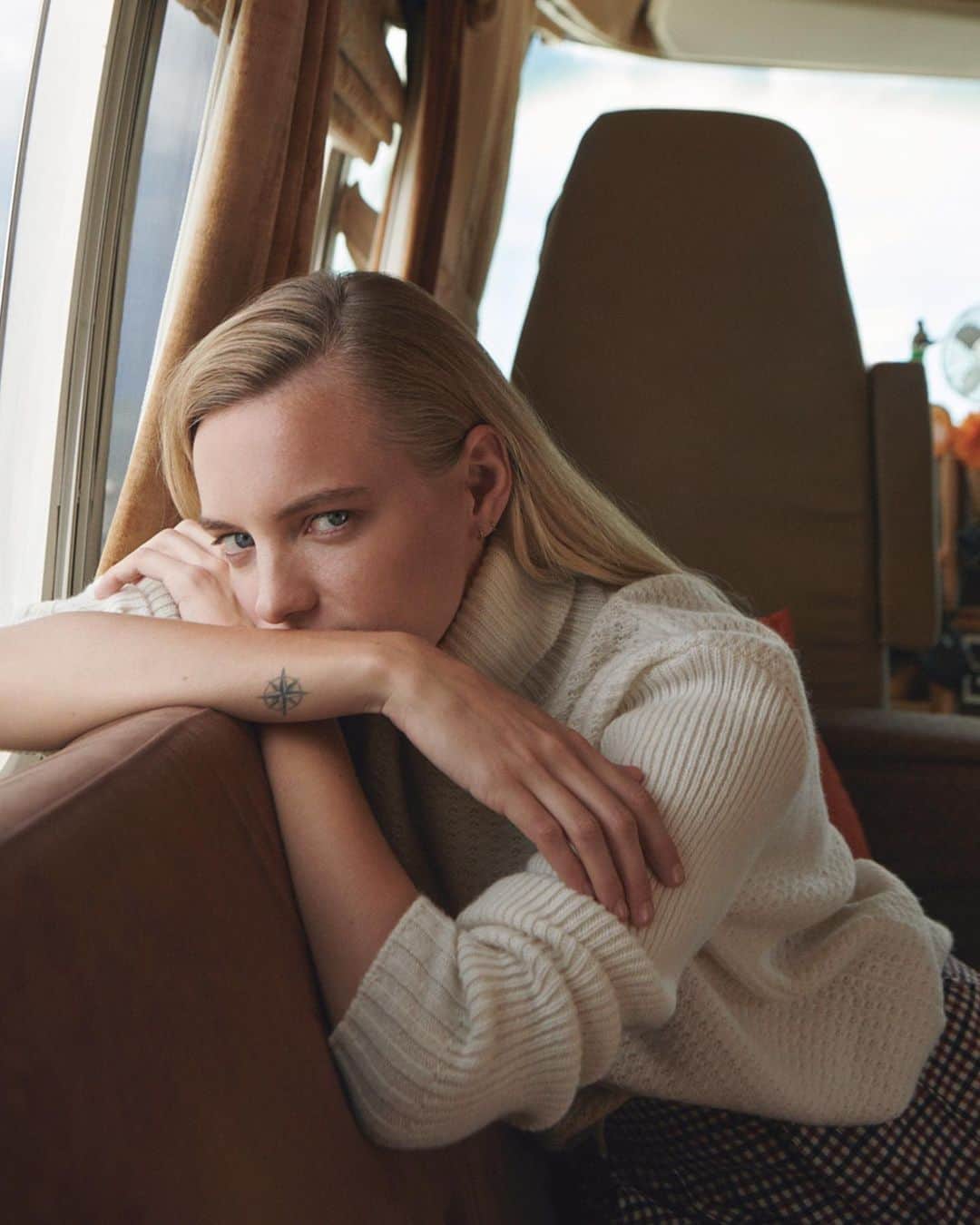 PORTER magazineさんのインスタグラム写真 - (PORTER magazineInstagram)「Planning your autumn closet? Model and ultimate cool girl Erika Linder (aka @richiephoenix) shows us how to master the art of trans-seasonal style in elegant earthy tones and retro prints. Click the #linkinbio to see the full shoot in PorterEdit. 📸: @stefanheinrichs  Stylist: @hels_broadfoot」9月4日 22時20分 - portermagazine