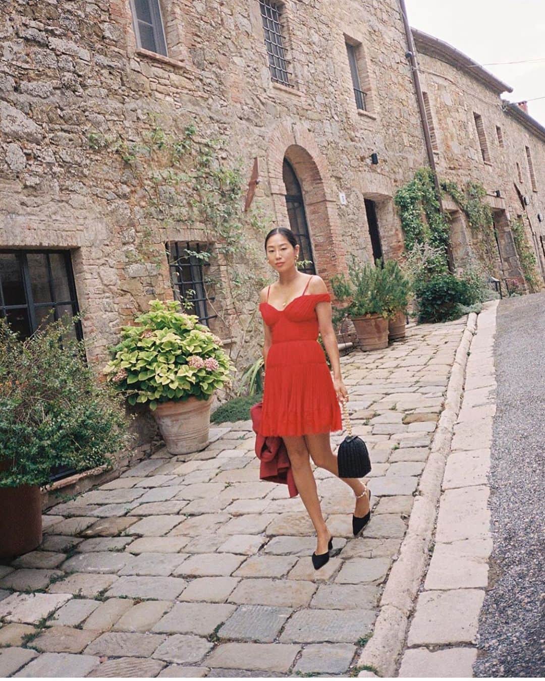 SELF PORTRAITさんのインスタグラム写真 - (SELF PORTRAITInstagram)「Your favourite song @aimeesong wore our DARK RED OFF SHOULDER PLEATED CHIFFON MINI DRESS during her holiday in Tuscany.  Have you seen her own fabulous @songofstyle collection yet?! Super cute!」9月4日 22時20分 - mrselfportrait