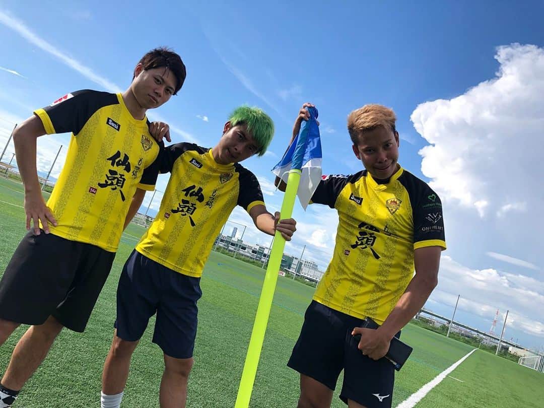 マキヒカのインスタグラム：「. .  8月は小中高大学生が夢追いかけるためにJ-GREEN様 使うから 僕たちは使用できないんですよね。そして、ついに9月。学校が始まり、僕たちにとって夢を追いかける時期 解禁なんですよね。 . . #久しぶりのジェーグリーンでの撮影 #なのに1週間前大肉離れ #やけど撮影しますよと #ほんで朝から夕方までずっと7本くらい撮影してた #午前中に梅谷が蹴ったボールがカメラに直撃 #夕方前カメラ確認したらデータ無かった  #今日1日は熱中症なるためにジェーグリーン行ったんかえ #時間返せ梅谷 #服も返せ #ま逆にチャンスか」