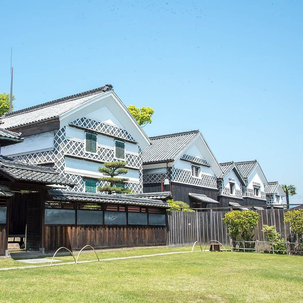 倉敷市さんのインスタグラム写真 - (倉敷市Instagram)「塩田の歴史を物語る旧野﨑家住宅の土蔵群  #日本遺産 #日本遺産のまち倉敷市  #倉敷物語 #北前船  #塩田 #塩田王 #敷地面積約3000坪  #建物延床面積約1000坪 #国指定重要文化財 #倉敷市 #児島 #白壁 #蔵 #旅行 #旅 #japanheritage #kitamae #kitamaebune #saltfields #thekingofsaltlords #kurashikicity #kojima #whitewashedwalls #storehouse #travel #trip #instatrip #instajapan  #instgramjapan #visitjapanjp」9月4日 22時25分 - kurashiki_city