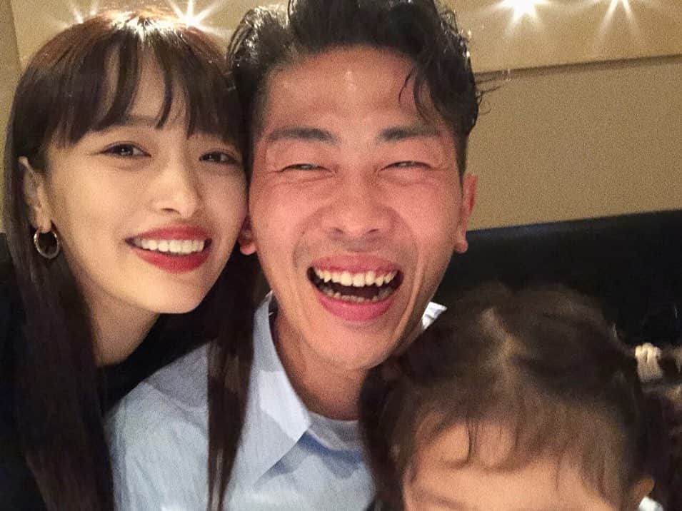 近藤千尋のインスタグラム：「明日は結婚記念日😍ということで #星野リゾートリゾナーレ八ヶ岳  に遊びにきました💓 👶お腹も大きいし、十愛が  一番楽しめる家族で行ける場所 ほんとにぴったりな場所🥺❗️ パフェ作り体験をしたり 室内プールで遊んだり 夜はゆっくりディナー🍽 子連れでいけるイタリアンは 最高でした✨👧 明日も楽しむぞ〜❤️ 写メがあり過ぎて。。。📸 また更新します❤️ #ottosette星野リゾートリゾナーレ八ヶ岳 #リゾナーレ八ヶ岳」