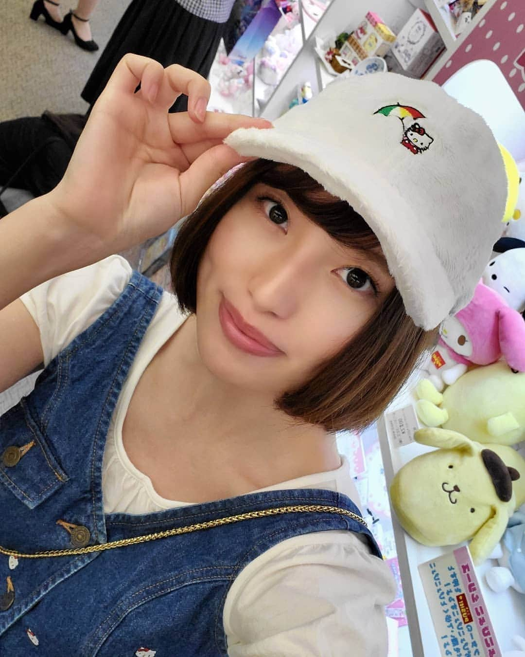 榊原あやのインスタグラム：「#SANRIOEXPO2019 に行ってきました🍎 個人的にはやっぱりアパレルへの期待と、今回は画像にある食品が楽しみです😆💕 #ハローキティ #サンリオ #キティラー #キティ活 #ピューロアンバサダー #ハロスイアンバサダー #HelloKitty #Sanrio #HelloKittyLover」