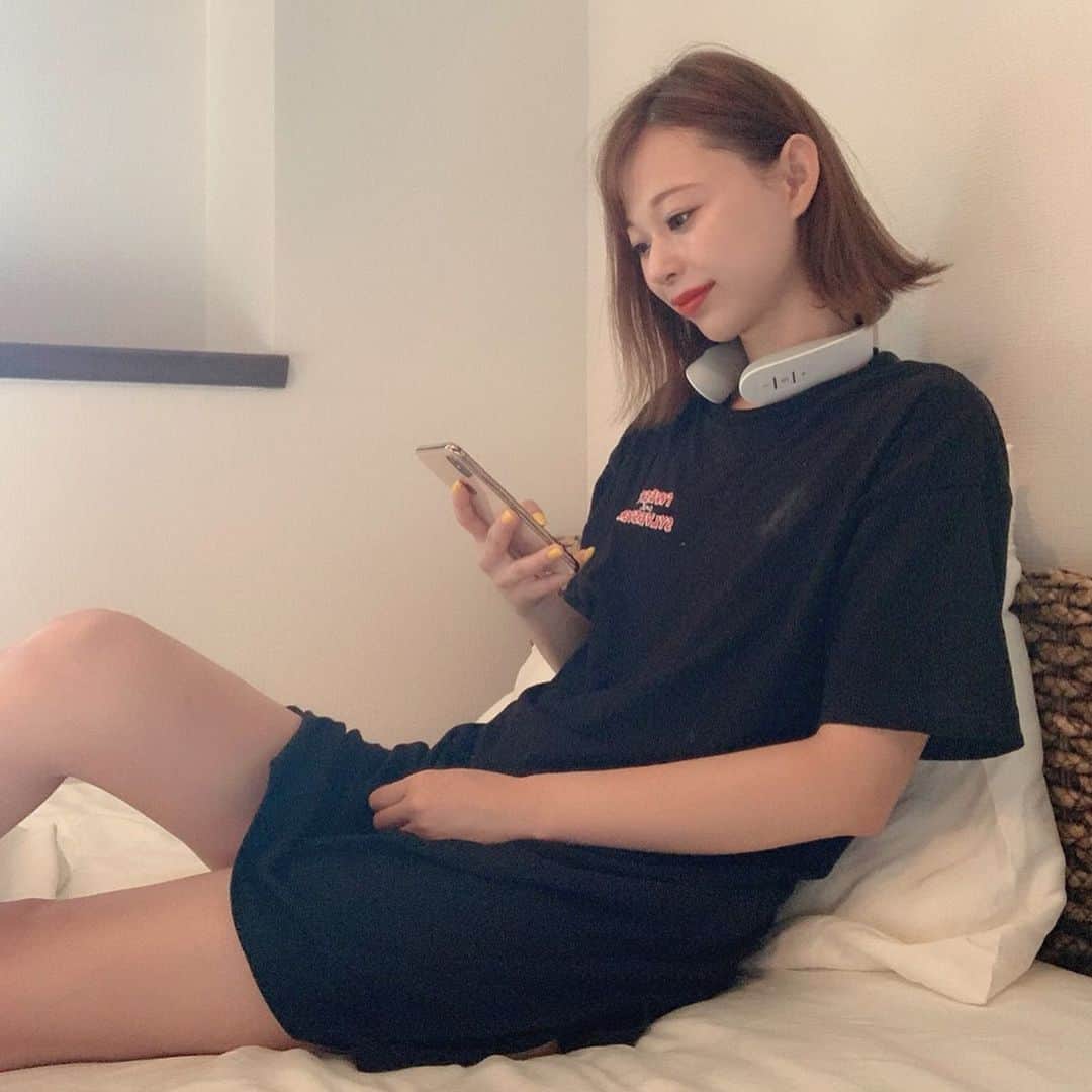のインスタグラム：「ㅤㅤㅤ ㅤㅤㅤ  ㅤㅤㅤ (@mytrex.official )でまたまた 素敵なグッズGETしたん🙆‍♀️✨ ㅤㅤㅤ  かれん毎日ガンガンスマホ触るから 首のコリが酷くって、、😭 ㅤㅤㅤ  これは首のコリにきくEMSと 首を温めることができるねん✨ もうかれんの為にあるような品物。  しかもめっちゃ軽量やし、 コードレスやから持ち運ぶことが できるのが嬉しい〜っ🥺❤️ ㅤㅤㅤ  石垣島にも持って行ってたよ🎶 これからも愛用する🥰 ㅤㅤㅤ  #首マッサージ #首こり #首こり解消 #肩こり #美容グッズ #癒しグッズ #便利グッズ #mytrex #マイトレックス #肩首マッサージ #マッサージ器首 #首肩マッサージ器 #首マッサージ機 #首マッサージ機 #肩こりマッサージ器 #首こりマッサージ #ネックマッサージ #首マッサージ #ネックマッサージャー #ネックマッサージャー #岡島かれん」