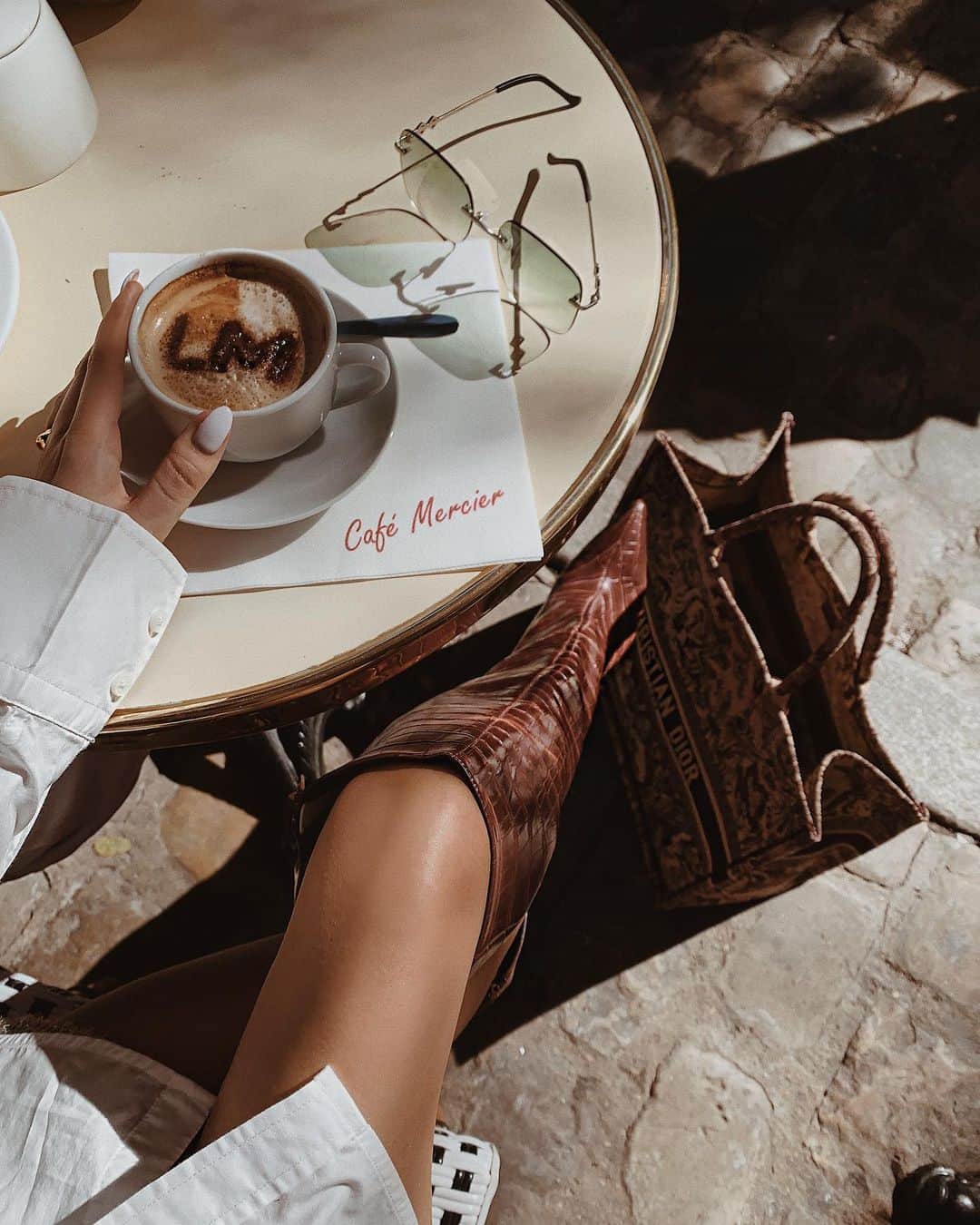 JANICE JOOSTEMAさんのインスタグラム写真 - (JANICE JOOSTEMAInstagram)「coffee and people watching in Montmartre before painting 👩🏽‍🎨 @lauramercier #merciermoments  @rayethelabel boots  @dior book tote」9月4日 22時29分 - janicejoostemaa