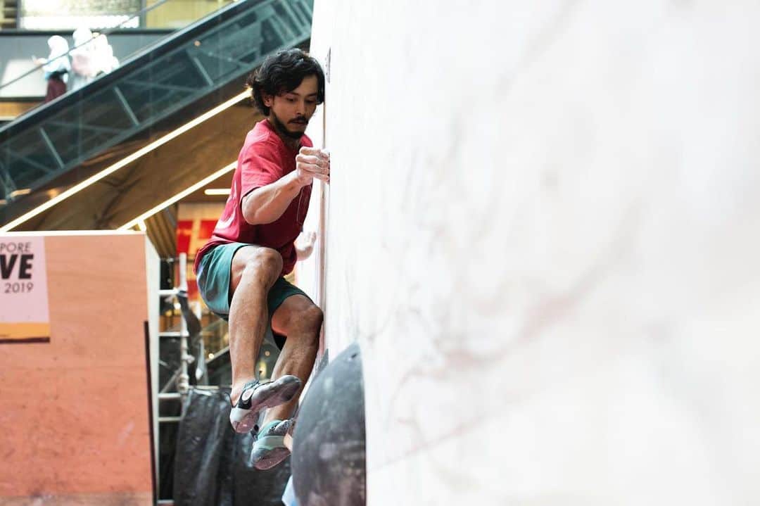 ハキム・カスバンのインスタグラム：「⁣ I often wonder, in a climbing session, if we ever truly reach our absolute limits. How much time do we really spend in the 100% zone - in terms of performance and intensity - in a relatively relaxed environment as compared to in a competition.⁣ ⁣ I can spend hours at the gym, make dozens of attempts on hard boulders, but I usually only feel properly exhausted after a competition, despite climbing as few as five routes. Case in point - the b+ 60° battle, which left me aching the following two days. ⁣ ⁣ Competitions draw out maximal performance in athletes. Gunning for the top spot inevitably takes us to a level we seem to only enter when pride and glory are at stake. These circumstances - which I guess can be referred to as the pressure cooker - are difficult to replicate in a training situation. ⁣ ⁣ While the mental aspect is always a key consideration, what happens physically is what I’m becoming more aware of and actively seeking, in this hectic schedule of competitions. Gripping, pulling and pushing harder - because stakes are high - hitting the true physical limit, is in itself an indispensable part of my development as a climber. ⁣ ⁣ High stakes also happen outdoors - on a climbing trip, our time is limited and our days are at the mercy of the weather. Add risky moves over a sketchy landing and we’re back in the pressure cooker, as we pursue the top out. ⁣ ⁣ In my circumstance, competitions are easier to access. For me, this becomes an underlying source of motivation to continue competing regularly. I get to spend more time at maximum capacity. The mileage there expands my limits, both mental and physical. It then becomes easier to get into the 100% zone, or close to it, in training sessions. ⁣ ⁣ Ultimately, my goals are shifting outdoors. I am returning to my initial sources of inspiration. Although they are two very different things, competitions are fun and as long as I believe that they are valuable to my progress, I will continue giving my best in them.⁣ ⁣ @heavy.japan⁣ 📷: @berizified⁣ ⁣ #heavyjapan #tokyopowder #climbing #bouldering #climbinglife #streetwear」