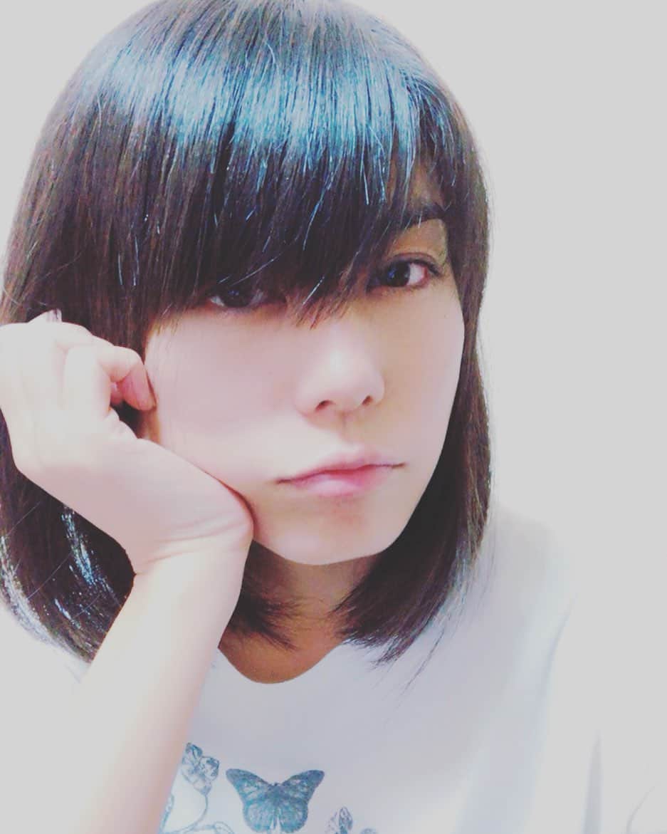 芳野友美さんのインスタグラム写真 - (芳野友美Instagram)「そろそろ髪切り時だろうか…と考え始めてからが長い（笑） すぐ美容室行けばいいのに限界ギリギリまで後回しにしてしまいますε-(´∀｀; )」9月4日 22時31分 - yumi_yoshino_1980