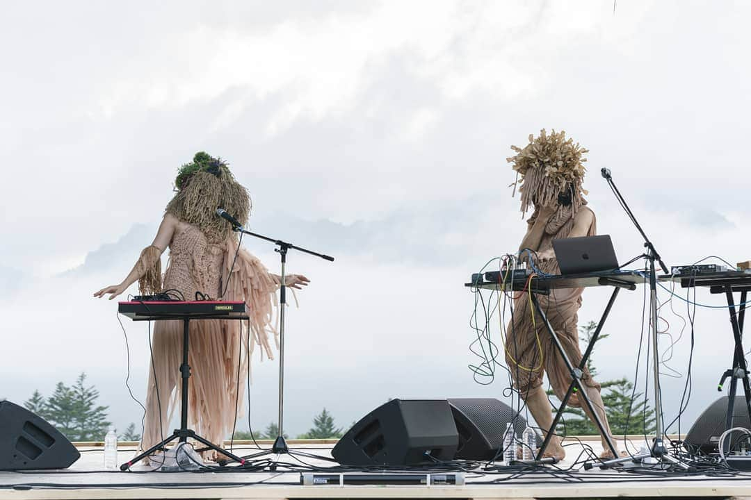 コムアイさんのインスタグラム写真 - (コムアイInstagram)「YAKUSHIMA TREASURE👽👽 . Stylist @tetsuronagase  Designer @natsukihanyu Venue @mononoke_matsuri」9月4日 22時45分 - kom_i_jp