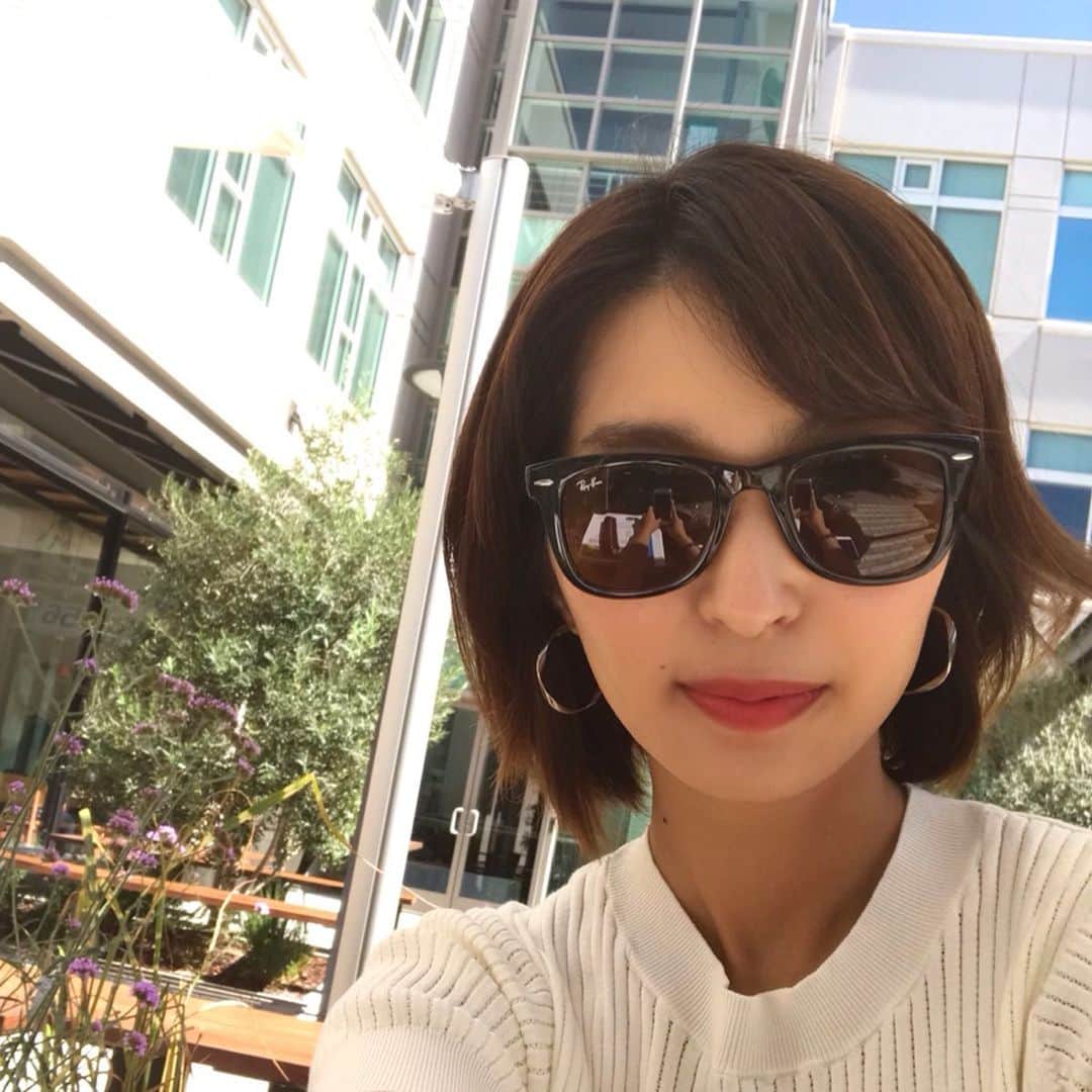 のインスタグラム：「毎朝６時起床の健康的な生活を送っています。語学学校も始まり、宿題は近くのカフェで☺︎ . 学校で一人の生徒がお茶をこぼしたら、日本人生徒(私ともう一人)が同時にタオルハンカチを差し出し、アメリカ人の先生はハンカチを持ち歩いていることにびっくり。持ち歩いたことはないそうです。ちなみに中国人も持ってませんでした。ひとしきり、マナーや文化の違いをディスカッション🙋‍♀️ . #カリフォルニア生活 #アメリカ #海外留学 #語学留学 #カリフォルニアスタイル #california #englishschool #usa #america #cafe #homework」