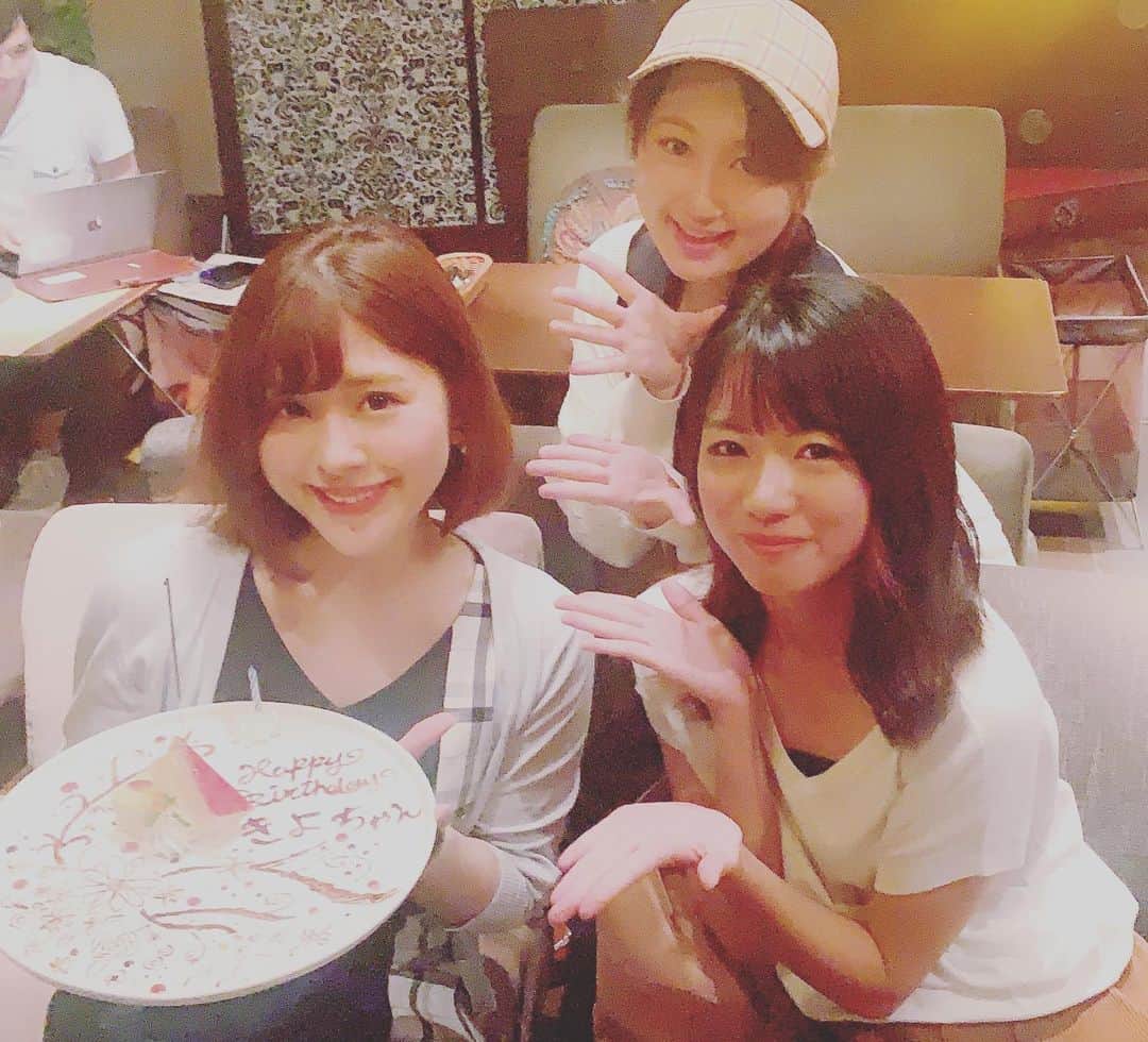 のインスタグラム：「しほちゃんとみなみちゃんが少し早めにお誕生日のお祝いをしてくれたの…😢😢😢😢😢💓💓💓💓💓💓 とても嬉しかった。思いもよらなかったよ。  本当にありがとう😊‼︎ パワスポメンバーもちょくちょく連絡取るけど アイドル卒業後もこうして仲良くしてくれるの凄く嬉しいな〜  上京組だから友達少なくて…🤣💦 今年はもっともっと仕事も性格も成長していきたい😾😾😾🤝」