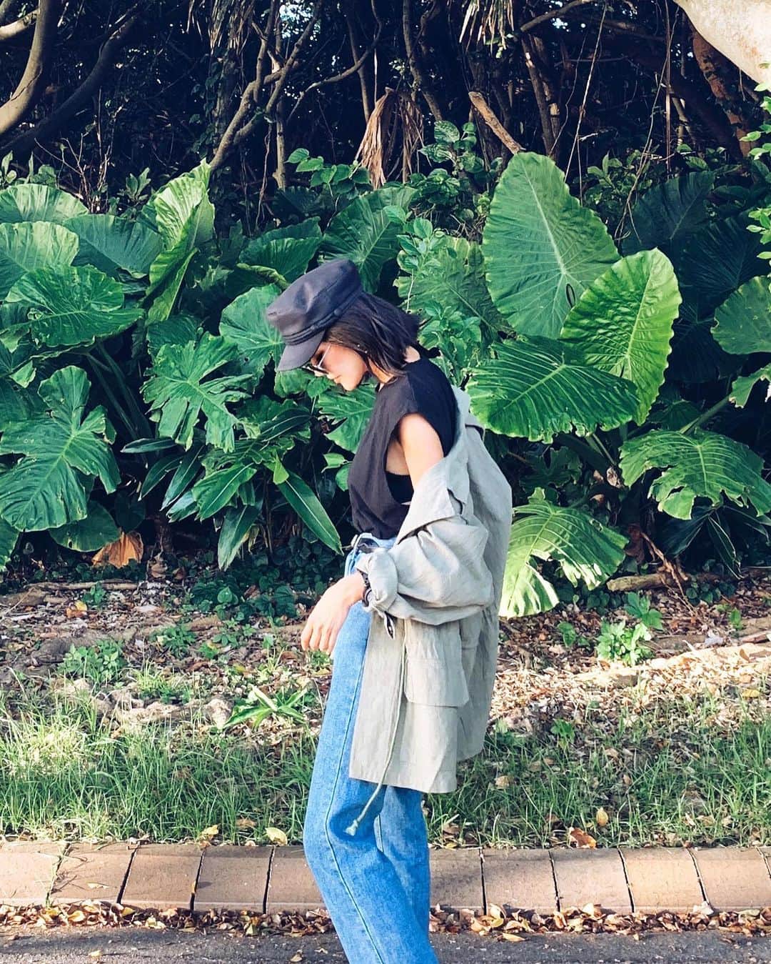 のインスタグラム：「Style:) keep it simple…😎 . 緑の前🌿×ミリタリー💚×denim👖 足元は島ぞー履いてます🙊 . 沖縄の自然大好きです 強めな木も強めなサンセットも大好きです . 今回も内容の濃い沖縄だったので 明日までポストさせて下さい🙇‍♀️🌺🙏💦 （明後日…までかも😇💦） . 📸 TAMOちゃん😭笑 . #RULAHコーデ#RULAH_official#沖縄#OKINAWA#沖縄がすき#デニムコーデ#ミリタリージャケット明日再販#デニム#サンセット#す」