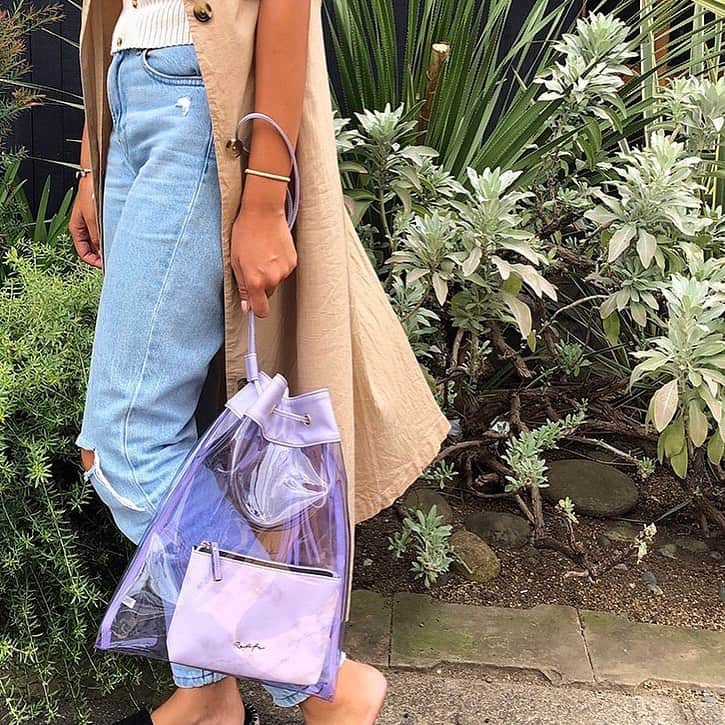 ラレイアのインスタグラム：「🌴 もうすでに秋🍁の気分の方も多いのではないでしょうか☺️✨ ・ La Leiaオリジナルブランド Re Life の秋冬新作がWEB先行予約開始しておりす！ ・ トレンドのテトラバッグはポーチがセットで3,900円+tax💫 パープルは大理石柄のポーチがセットです！ ・ しかも本日より #楽天スーパーセール も開催しております😍 今だけ使えるクーポンや限定セールも開催中です💟 ぜひお見逃しなく😊 @laleia_official  #hawaii#aloha#surf#beach#fashion#laleia#ハワイ#フォトジェニック#インスタ映え#インスタ女子#アロハ#ビーチ#ラレイア#アート#ビーチガール#サーフスタイル#大人カジュアル#楽天#秋#秋ファッション#秋コーデ#秋服#テトラバッグ」