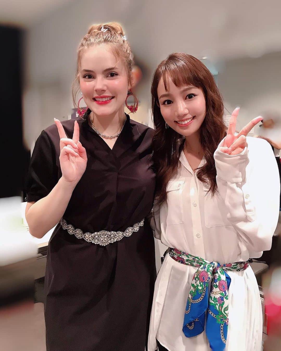 咲妃みゆのインスタグラム：「なんて特別な時間だったことでしょう💕﻿ ディズニー公式のアカペラグループ “ディカペラ” さんのコンサートへ…✨﻿ ﻿ ディズニーって素晴らしい！﻿ 音楽って素晴らしい！﻿ ディカペラの皆さま…最高です‼️✨﻿ 心からお勧めしたい。お一人でも多くの方々にあの感動を体感して頂きたいと強く思いました⭐️﻿ ﻿ そして、幸せな出逢いもありました…😌メンバーのお一人であるモーガン・キーンさんは、ディズニーミュージカル「ニュージーズ」でキャサリン役を約１年半もお勤めになった方なのです‼️2020年に、私もモーガンさんと同じ役を勤めさせて頂くことになっております。とても優しくお話ししてくださり、私にとって忘れられない時間となりました😭❤️﻿ ﻿ 彼女のクリスタルヴォイスに少しでも近付けるように、頑張ります✨﻿ ﻿ ﻿ What a special time💕﻿ I went to the concert of Disney official a cappella group “D-CAPPELLA”…✨﻿ ﻿  Disney is amazing!﻿ Music is amazing!﻿ D-CAPPELLA… It ’s grrrrreat!‼️✨﻿ I really want to recommend it.  I strongly wanted to have as many people as possible feel the impression⭐️﻿ ﻿  And there was a happy encounter ... 😌Morgan Keene, one of the members, was a person who played the role of Catherine for about a year and a half in the Disney musical “NEWSIES”‼️ In 2020, I will be playing the same role as Morgan.  She talked very kindly and it was an unforgettable time for me 😭❤️﻿ ﻿  I will do my best for her beautiful singing voice✨﻿ ﻿ #dcappella 🌈﻿ #MorganKeene さん💕﻿ #ニュージーズ のご縁…🍀﻿ #東急シアターオーブ﻿ #東京は８日まで です！﻿ #ラストは大阪公演 ですよ〜☺️﻿ #行かれる予定の皆さま楽しんでください ❤️﻿ #まだ迷っていらっしゃる方は是非 ！！！！」