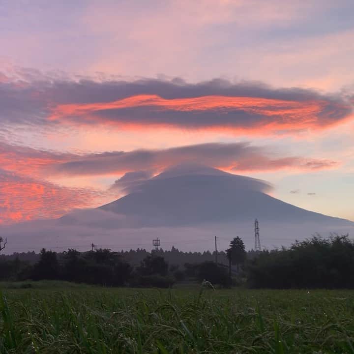phantastic420のインスタグラム：「. 🤩🤩“Shizuoka” prefecture in Japan is a place where you can see the most “phantastic” Mt. Fuji🗻 in the world.🤩 #富士山 #mtfuji #japan #shizuoka #fujinomiya  #phantastic420photography #mostphantasticmtfuji #goodmorning 😇😇😇😇😇😇😇🗻😇😇」